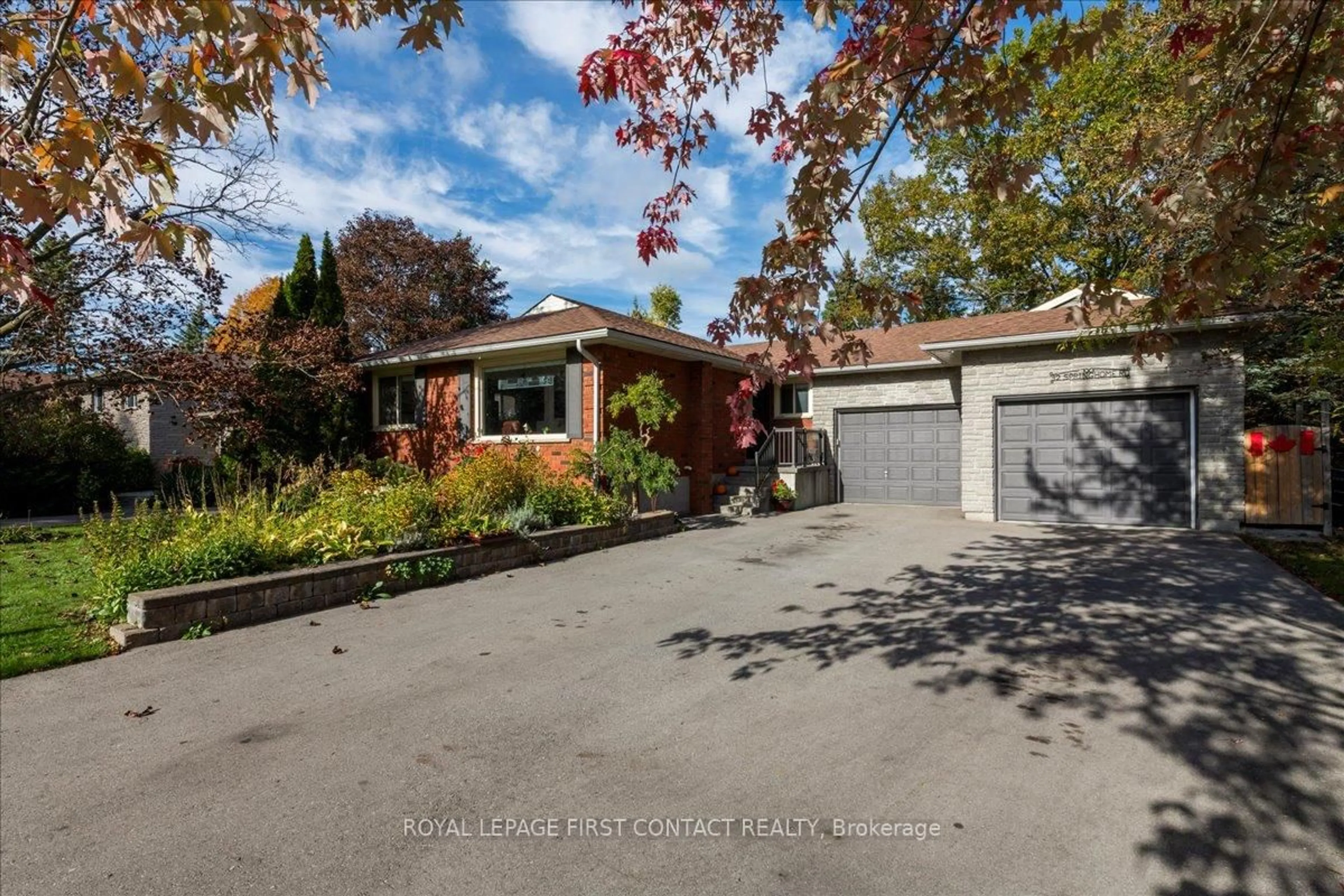 A pic from outside/outdoor area/front of a property/back of a property/a pic from drone, street for 32 Springhome Rd, Barrie Ontario L4N 2W7