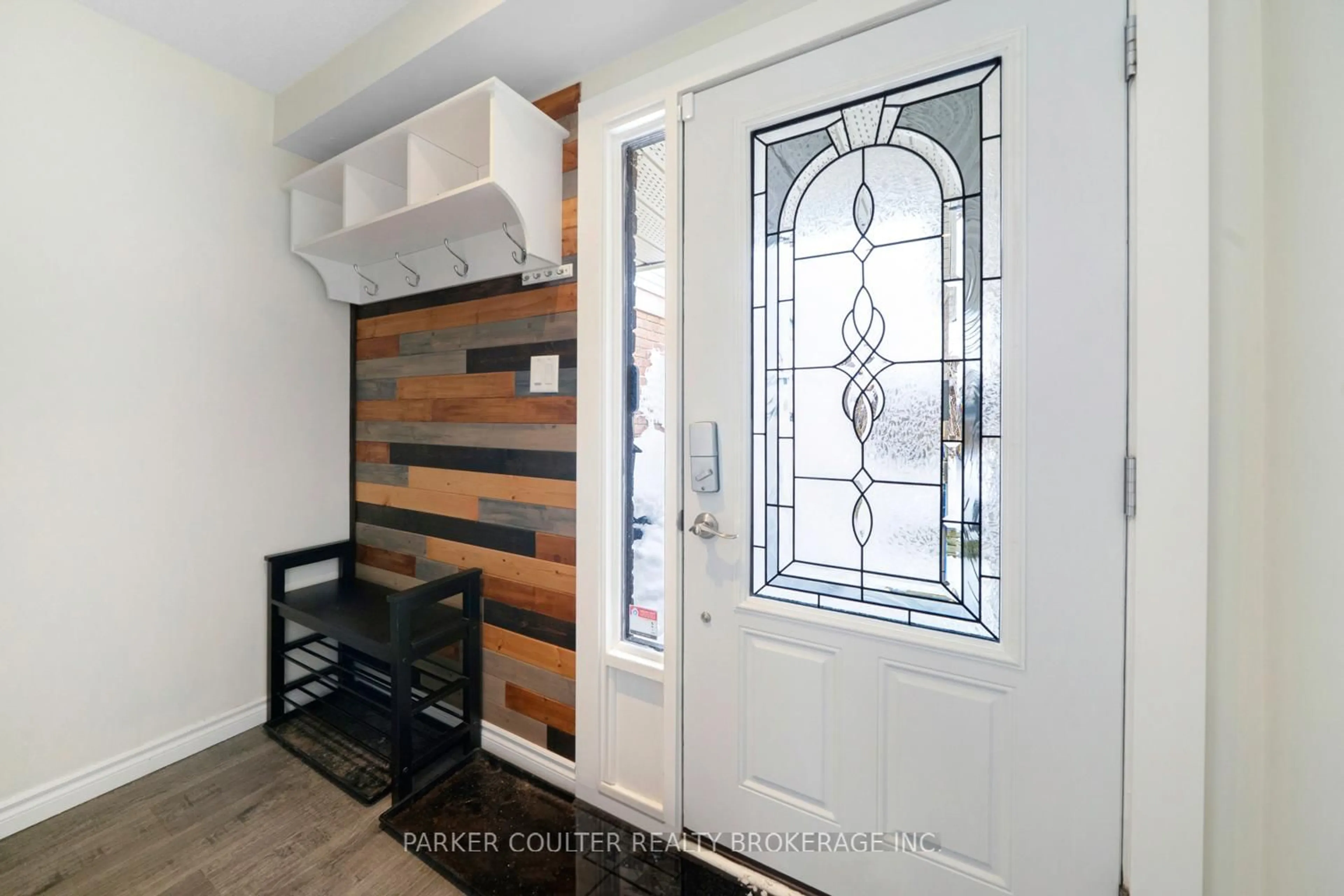 Indoor entryway for 69 Burns Circ, Barrie Ontario L4N 5J8