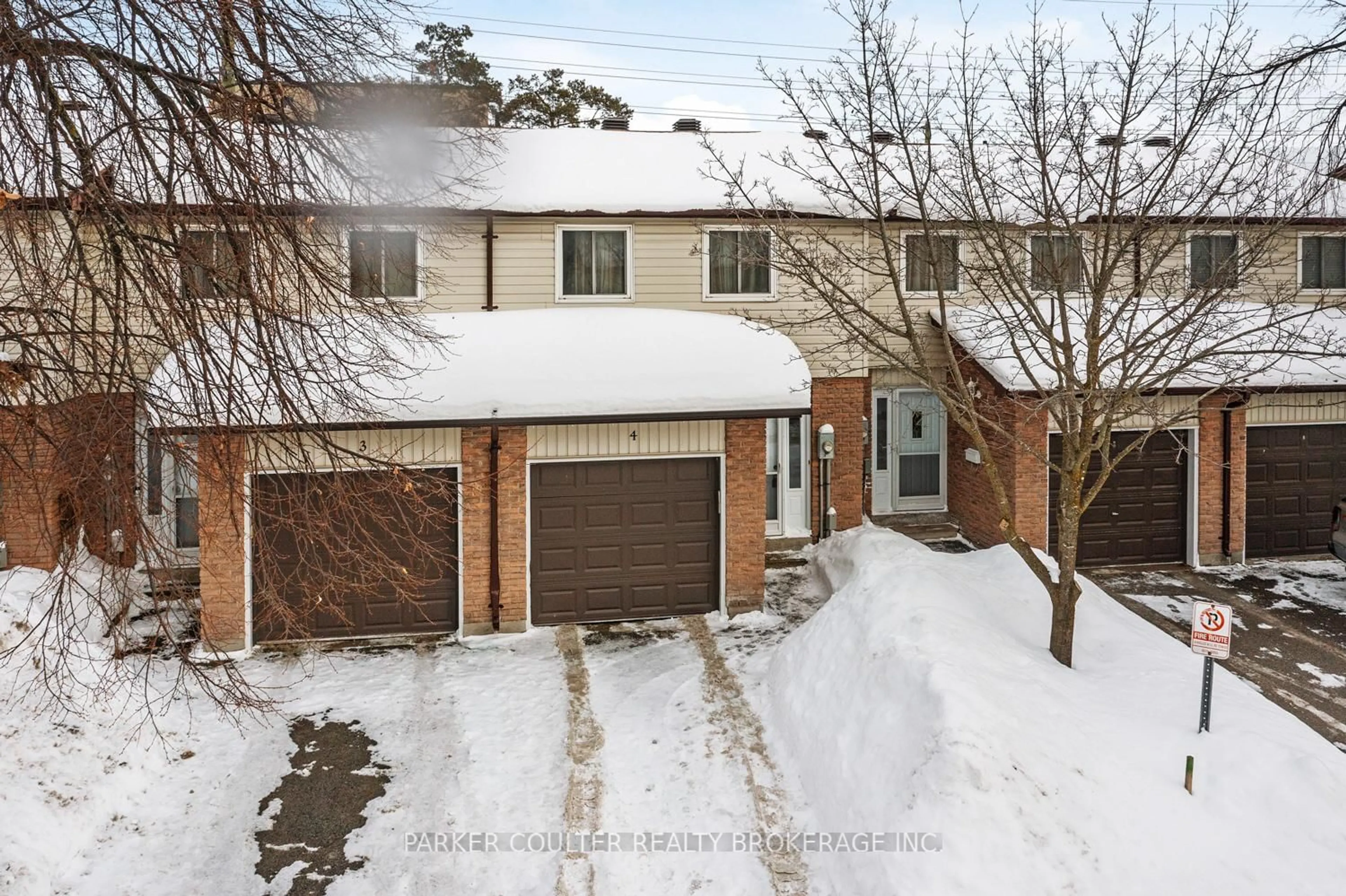 A pic from outside/outdoor area/front of a property/back of a property/a pic from drone, street for 261 Rose St #4, Barrie Ontario L4M 2V3