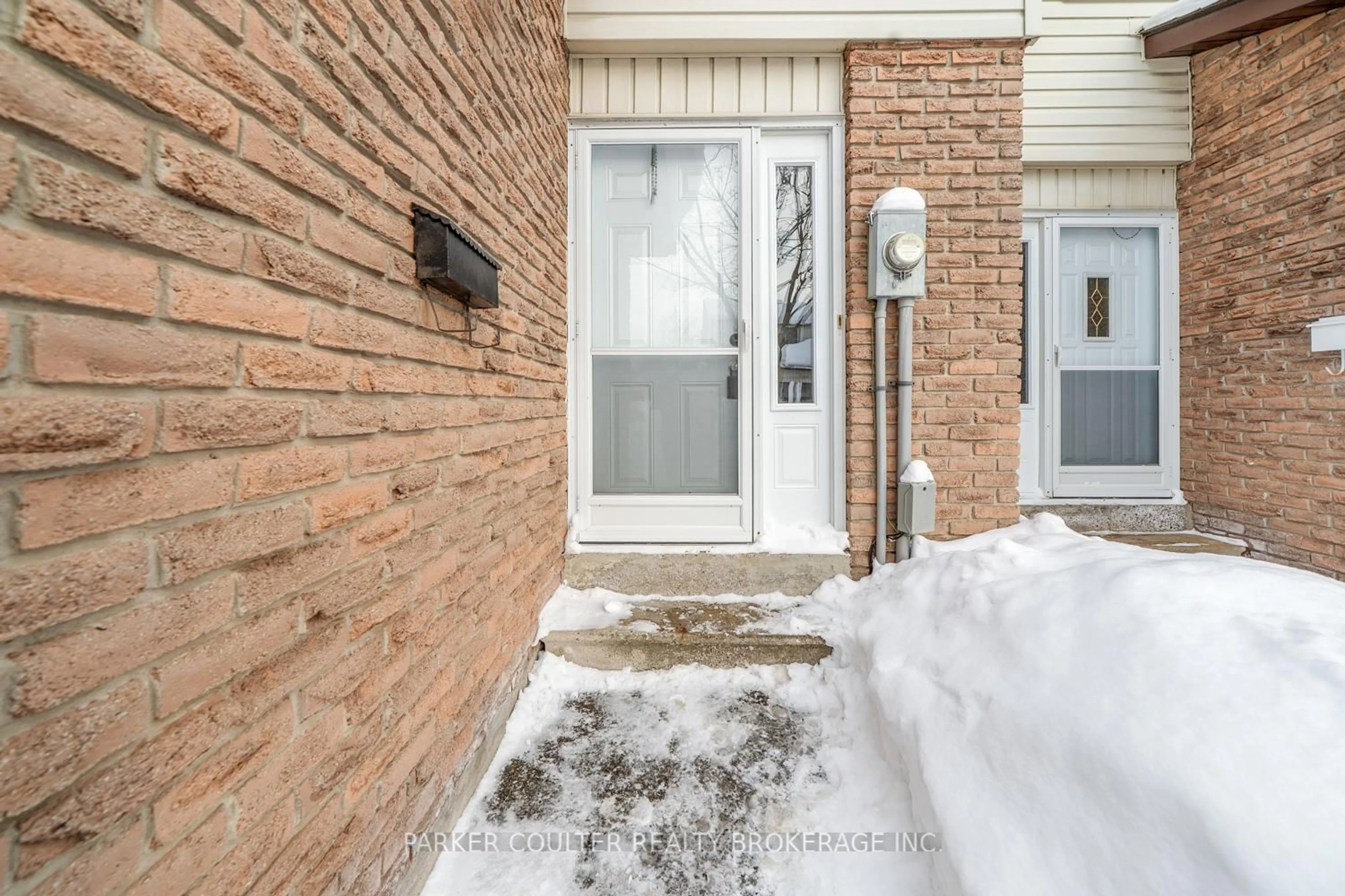 Indoor entryway for 261 Rose St #4, Barrie Ontario L4M 2V3