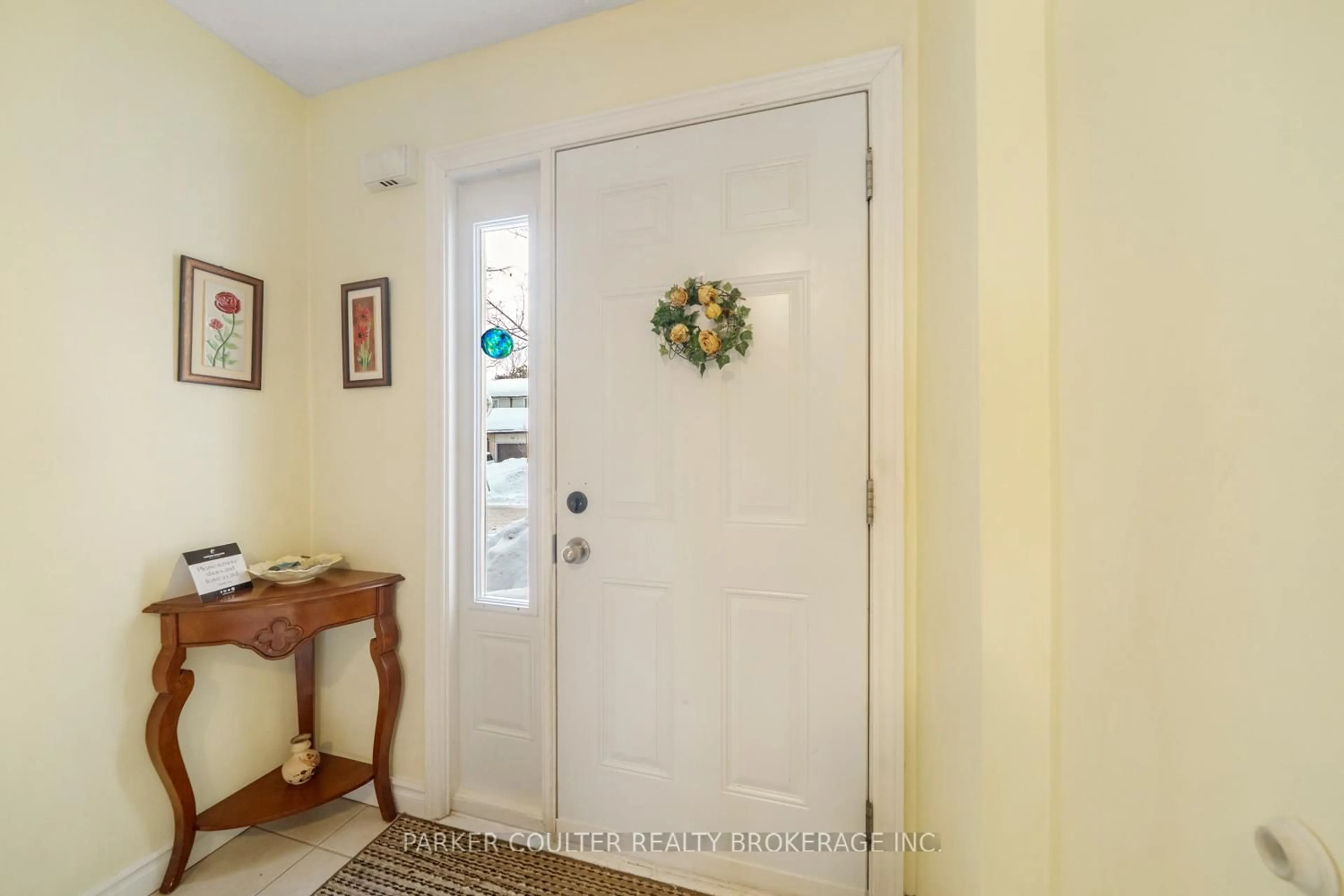 Indoor entryway for 261 Rose St #4, Barrie Ontario L4M 2V3