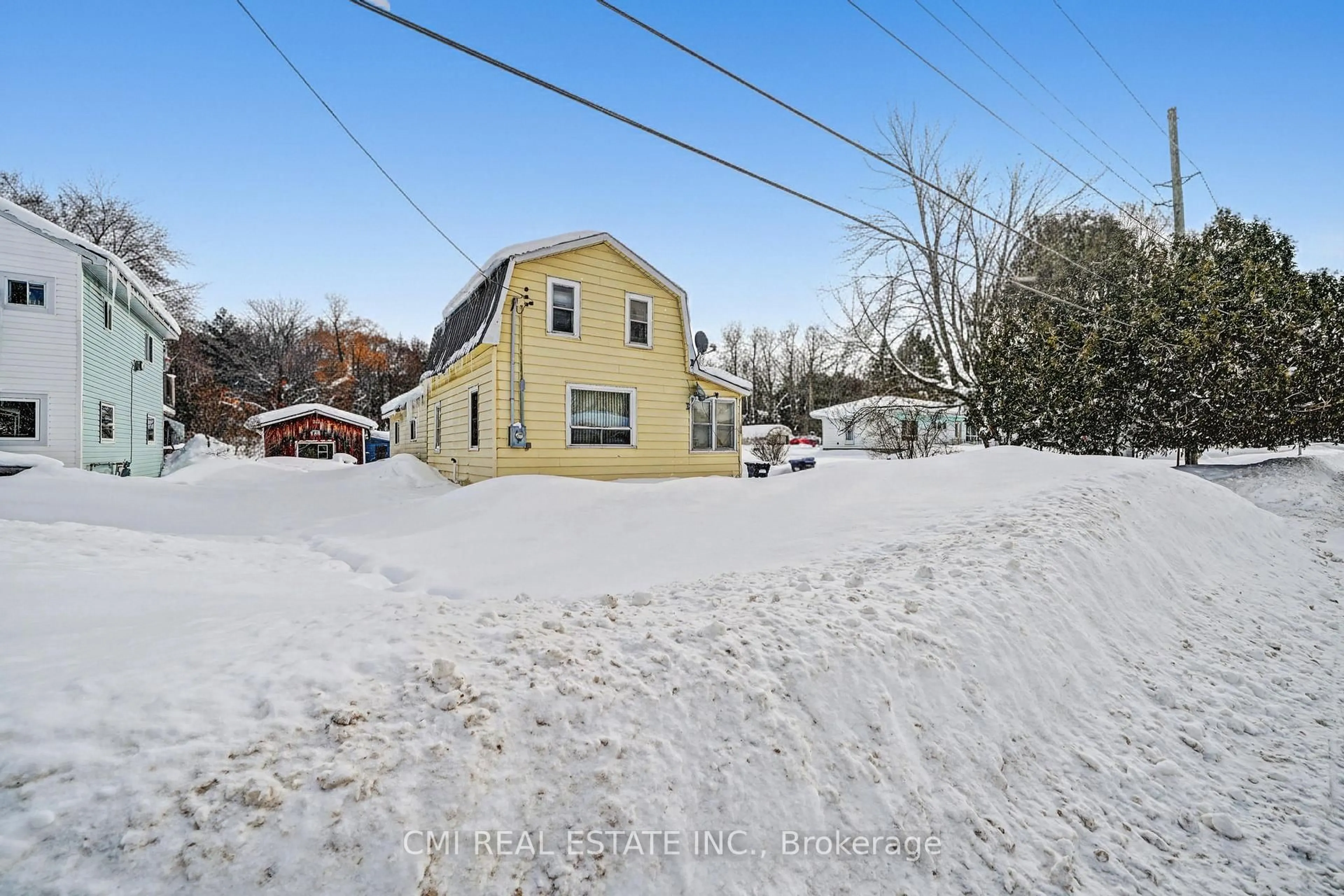 A pic from outside/outdoor area/front of a property/back of a property/a pic from drone, unknown for 117 Fox St, Penetanguishene Ontario L9M 1E2