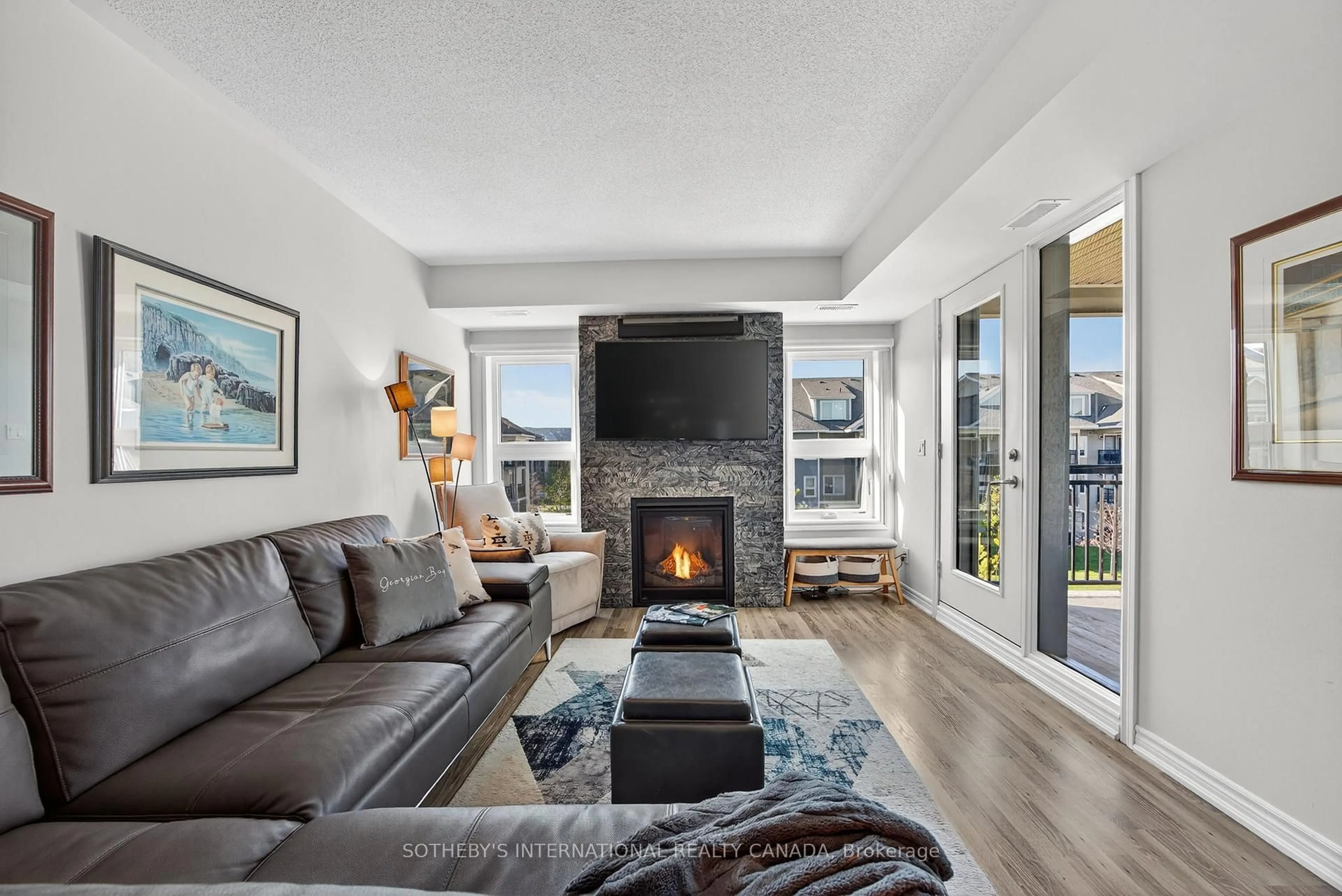 Living room with furniture, unknown for 4 Cove Crt #307, Collingwood Ontario L9Y 0Y6