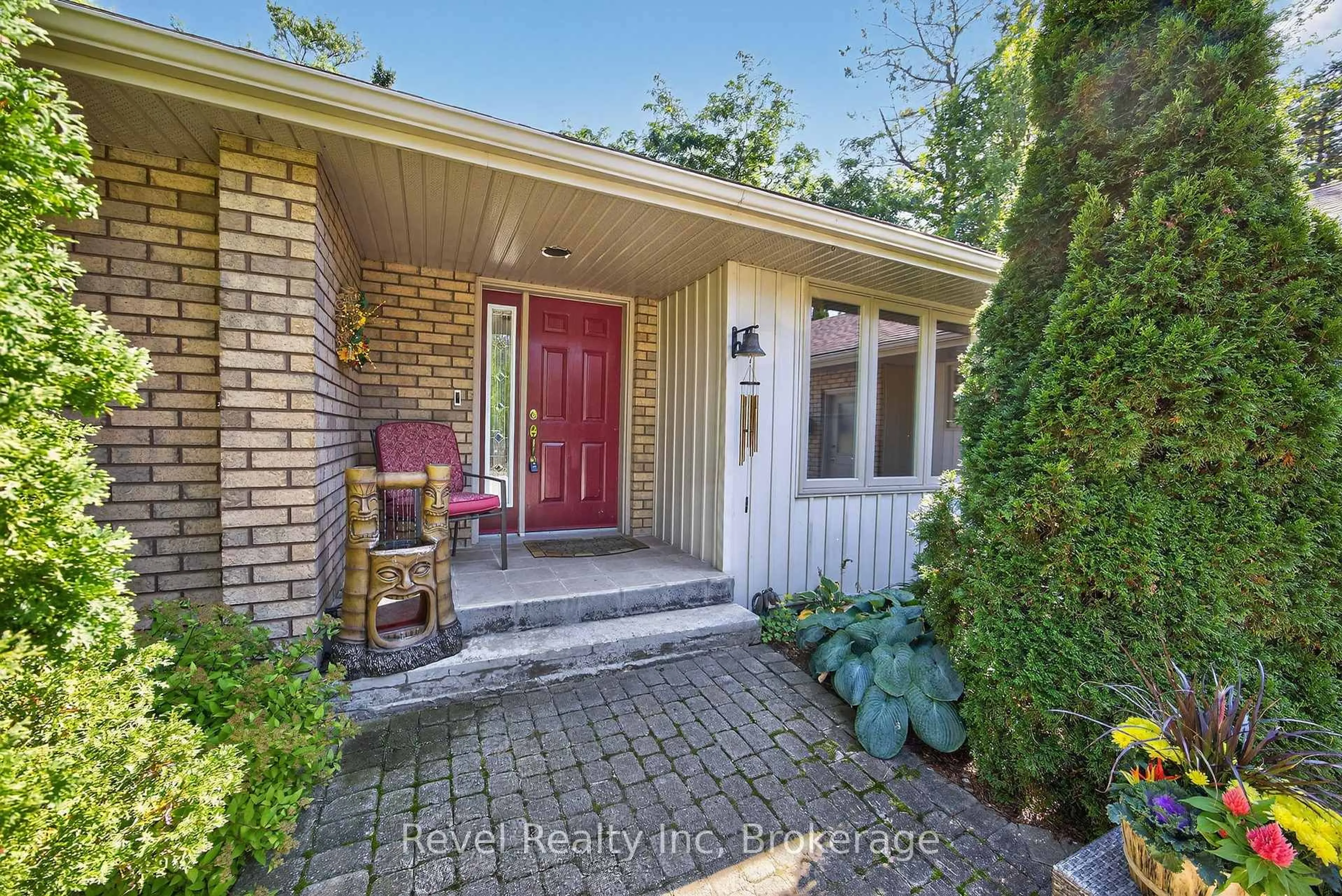 Indoor entryway for 7190 93 Highway, Tiny Ontario L0K 2E1