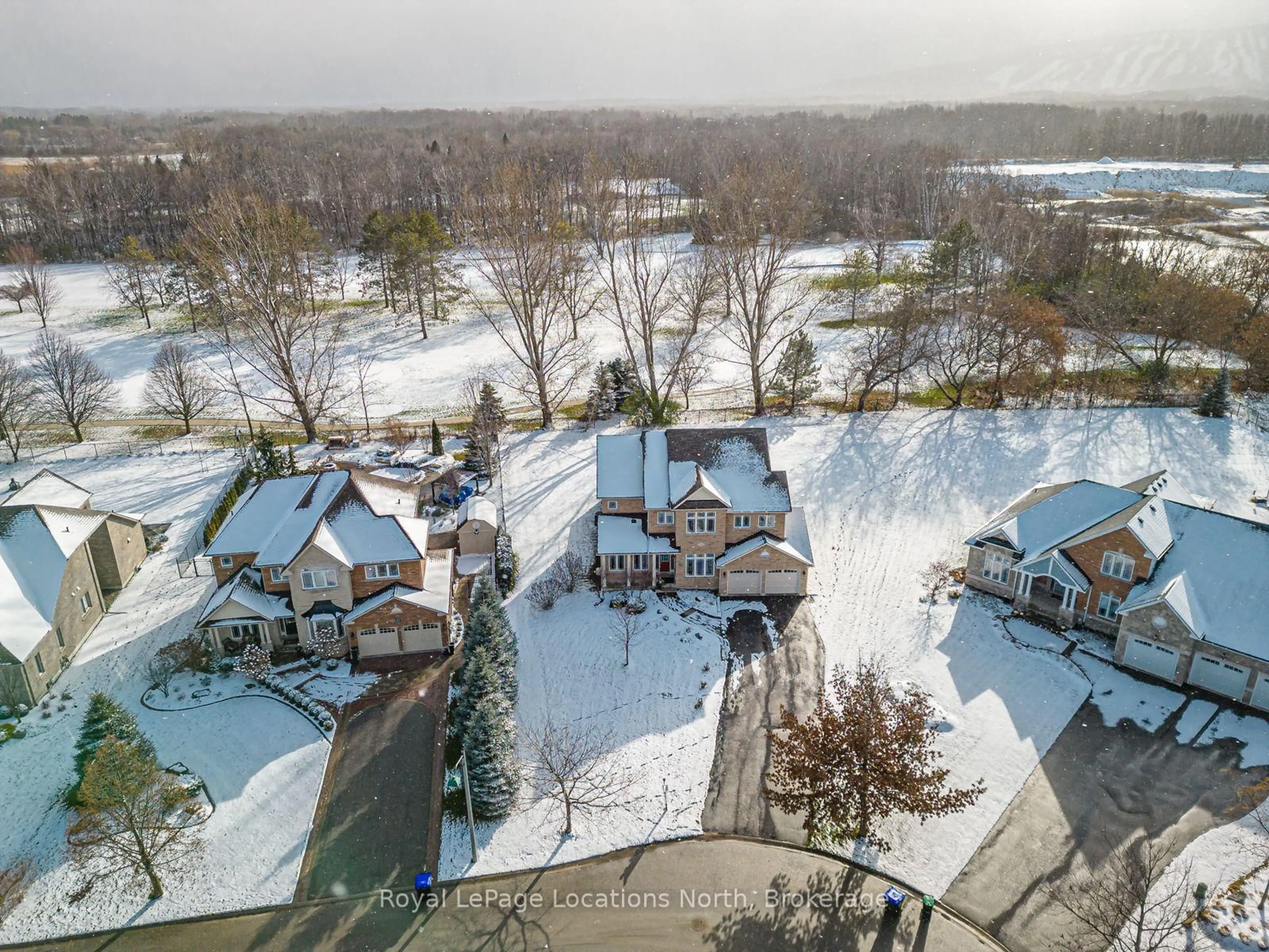 A pic from outside/outdoor area/front of a property/back of a property/a pic from drone, unknown for 59 Kells Cres, Collingwood Ontario L9Y 0A9
