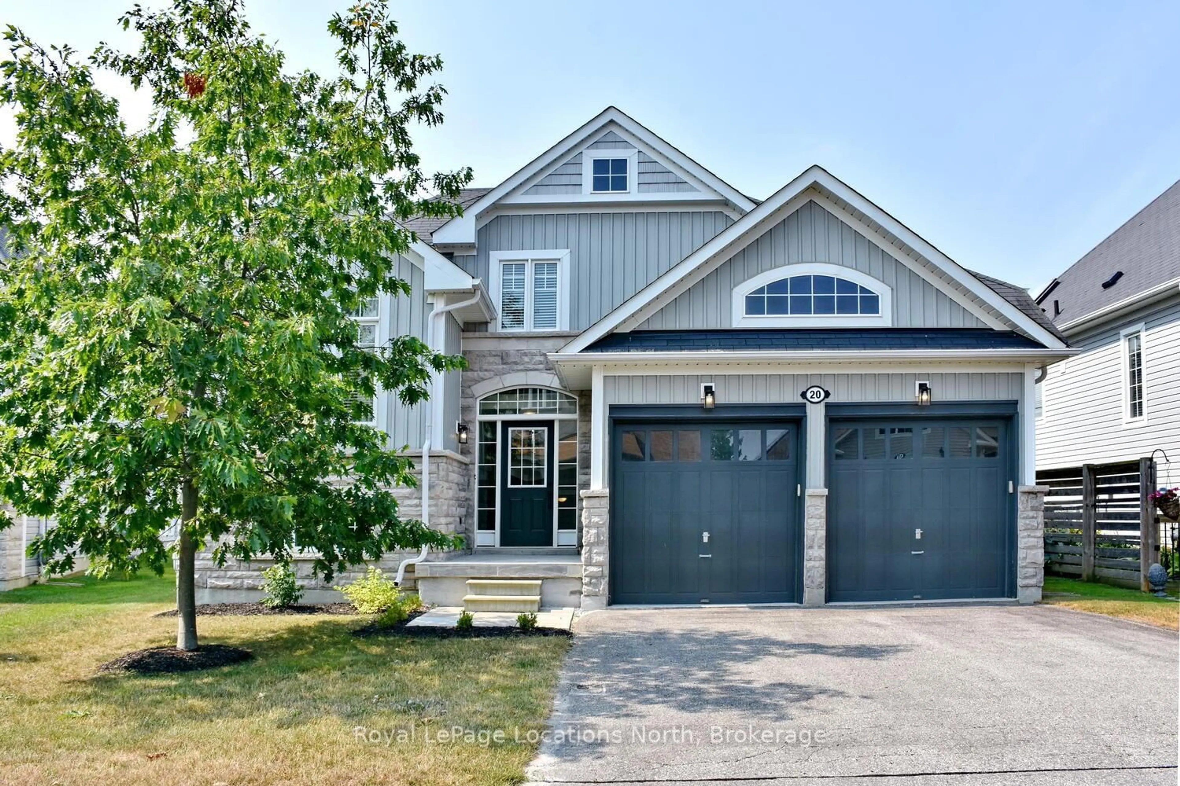 Home with vinyl exterior material, street for 20 Leeward Circ, Wasaga Beach Ontario L9Z 0E9