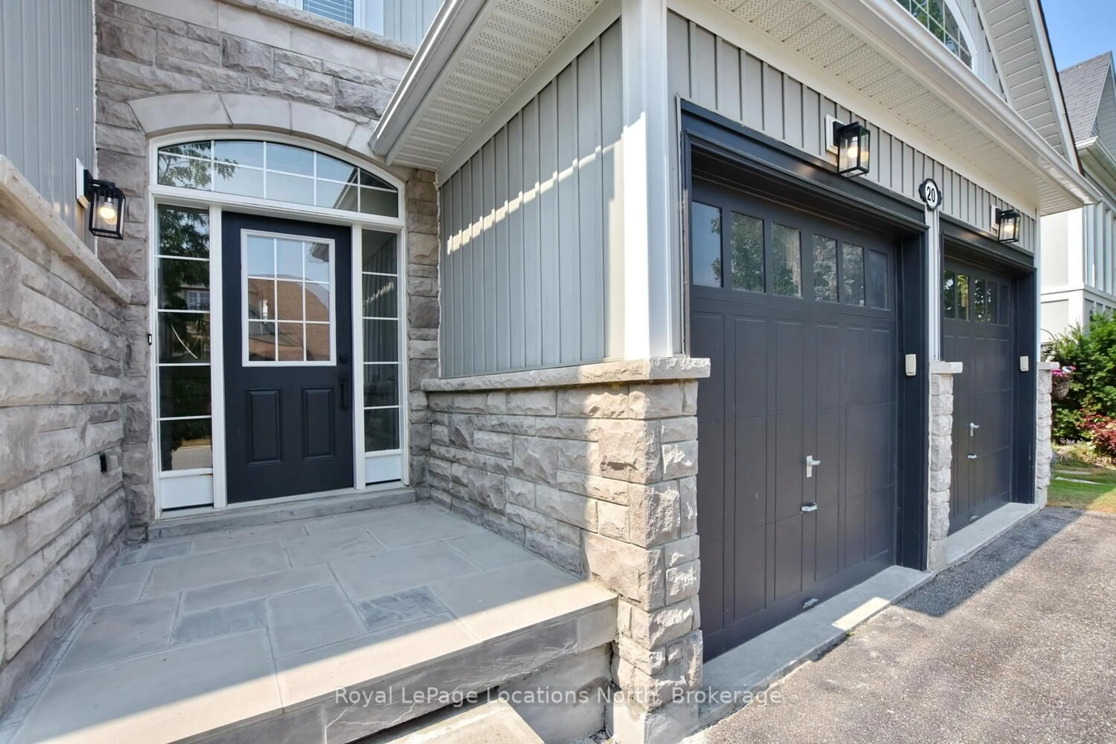 Indoor entryway for 20 Leeward Circ, Wasaga Beach Ontario L9Z 0E9