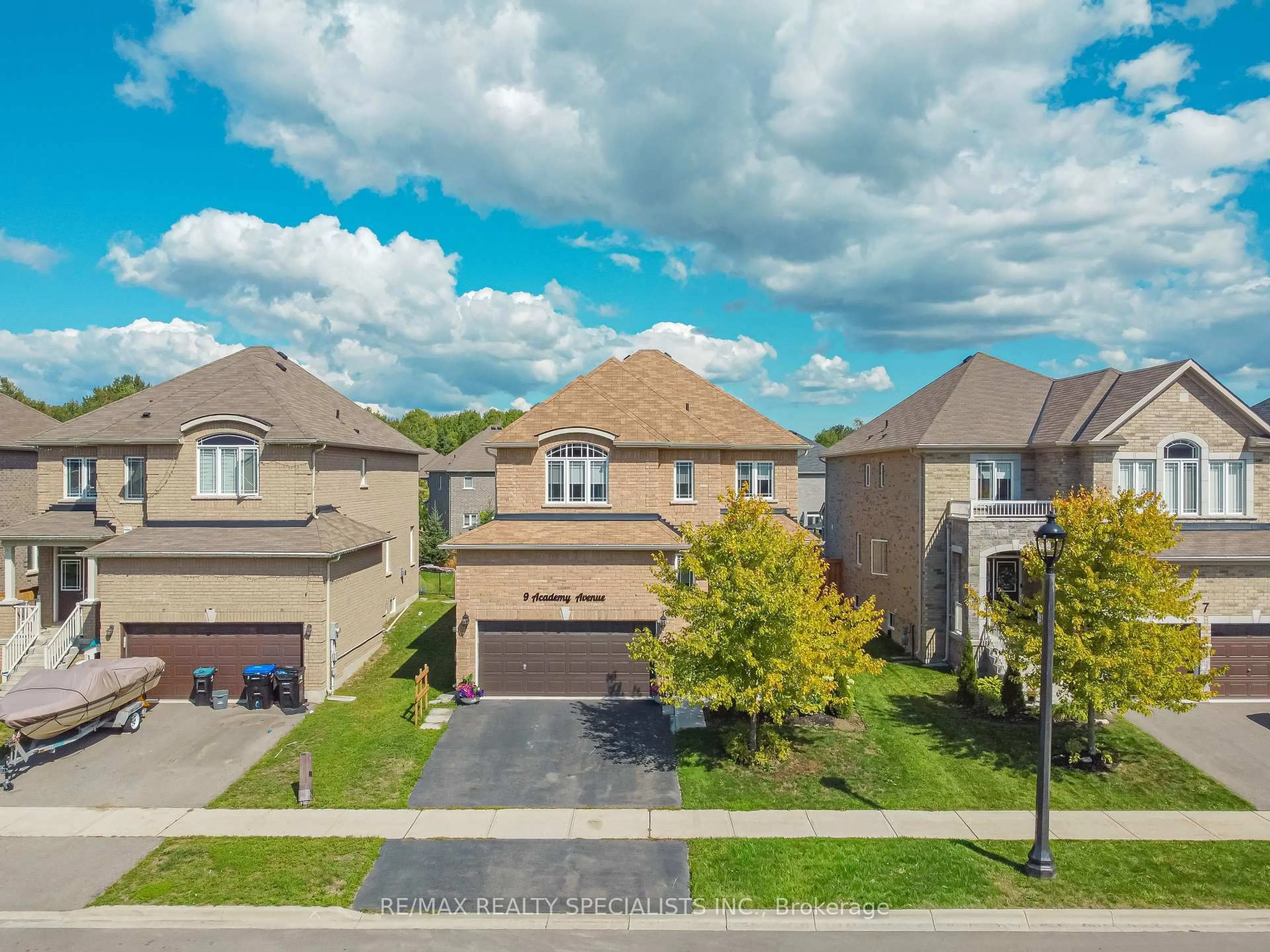 A pic from outside/outdoor area/front of a property/back of a property/a pic from drone, street for 9 Academy Ave, Wasaga Beach Ontario L9Z 1J4