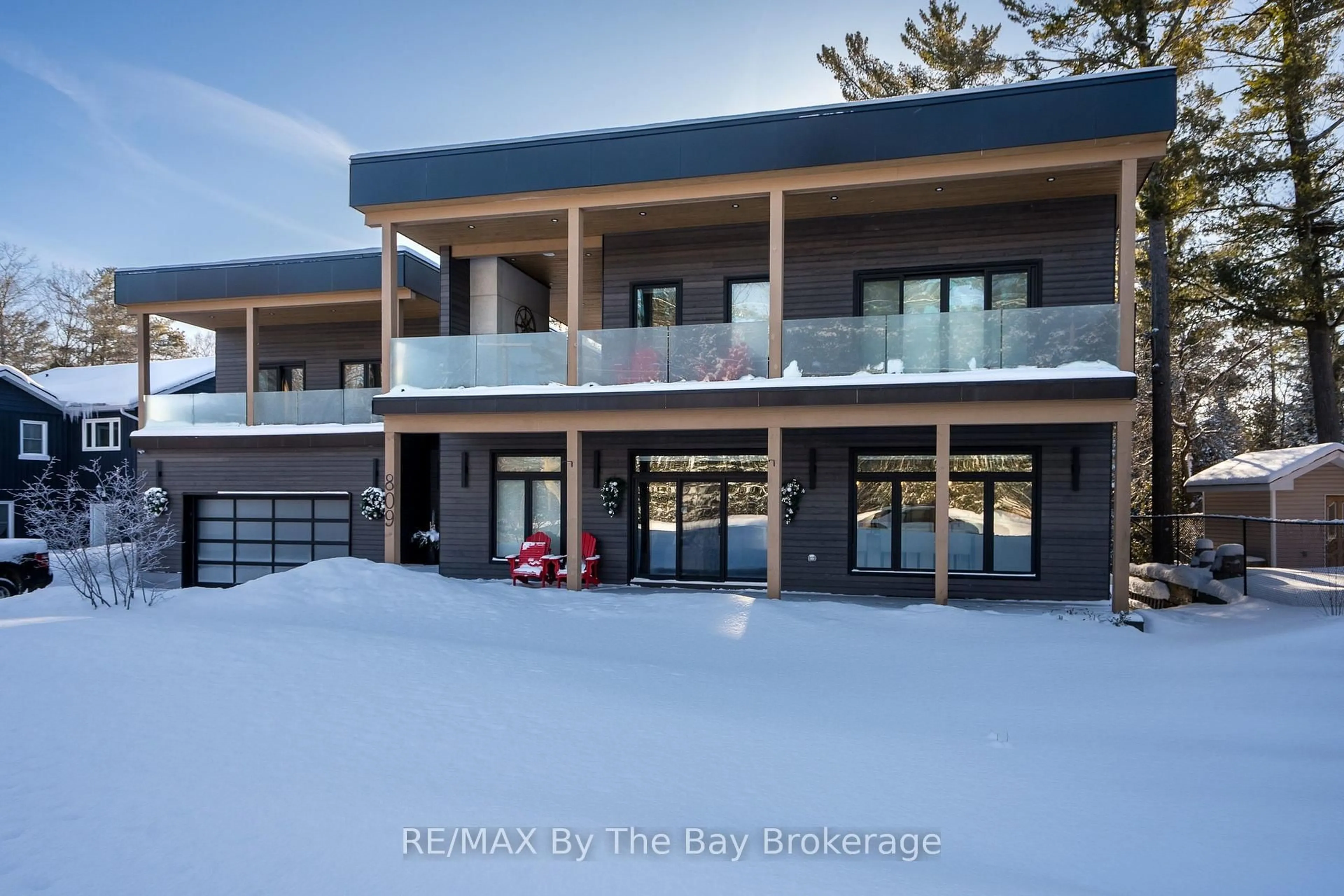 A pic from outside/outdoor area/front of a property/back of a property/a pic from drone, unknown for 809 Eastdale Dr, Wasaga Beach Ontario L9Z 2R7