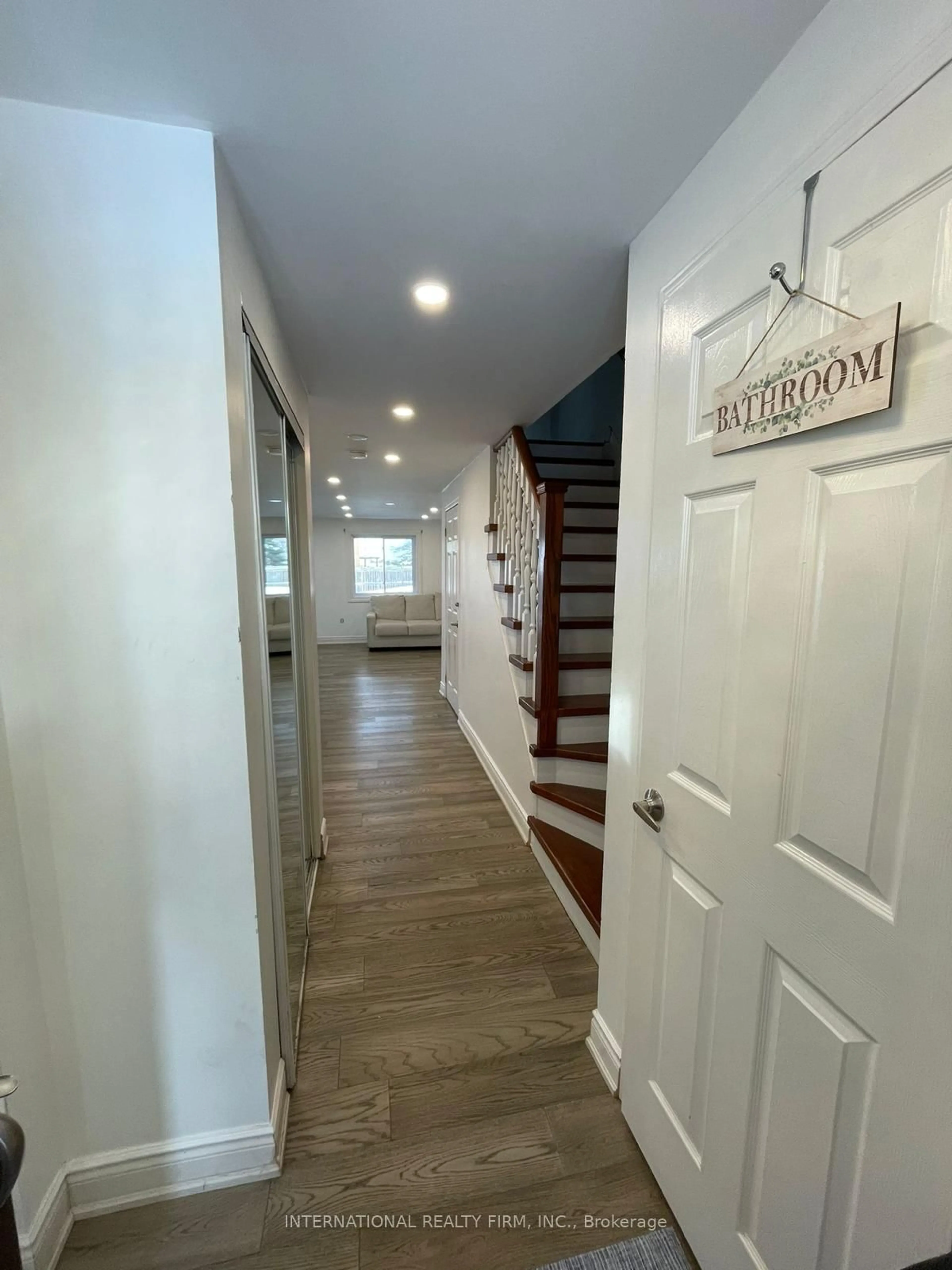Indoor foyer for 63 Wessenger Dr, Barrie Ontario L4N 8P8