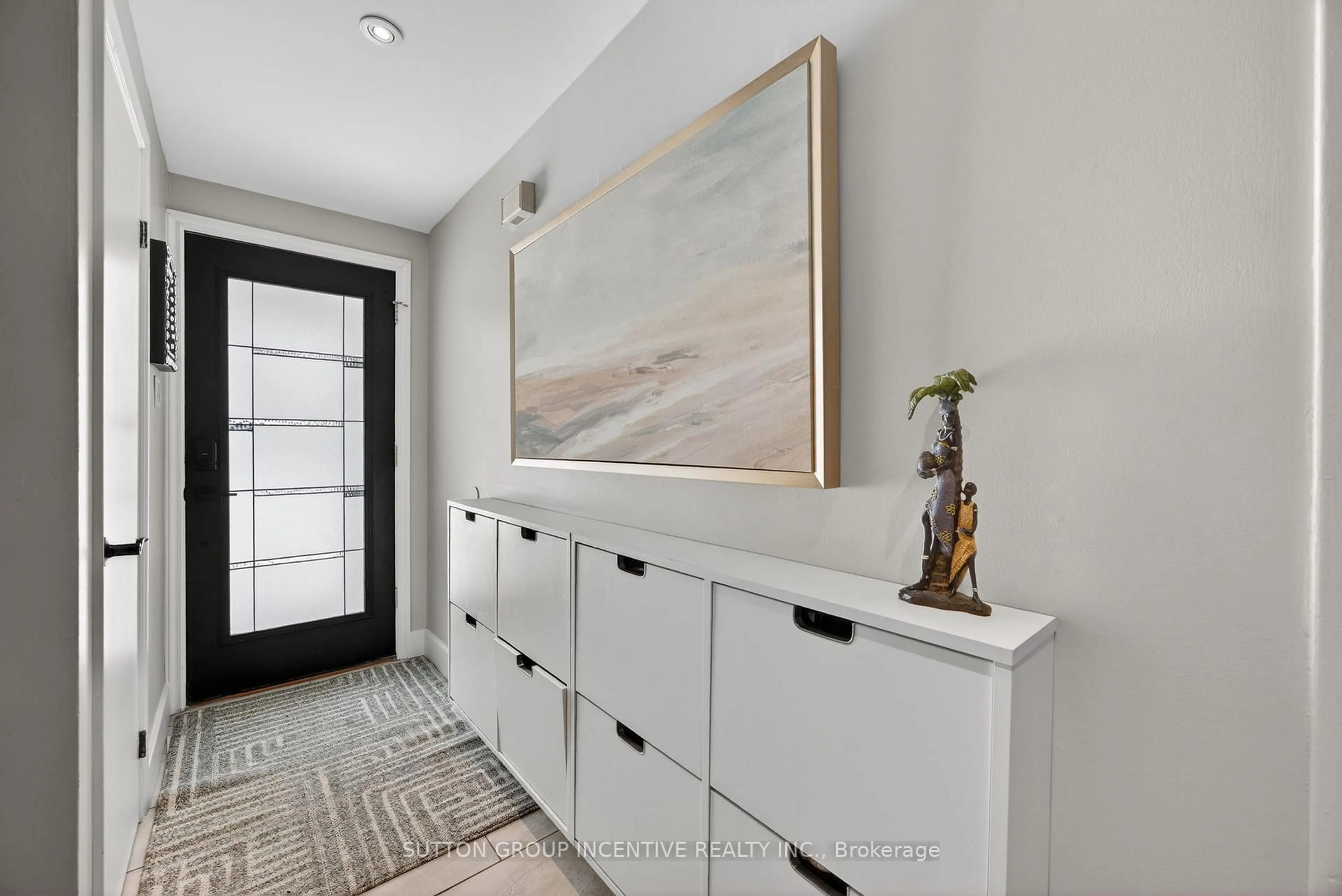 Indoor entryway for 56 Shakespeare Cres, Barrie Ontario L4N 6C1