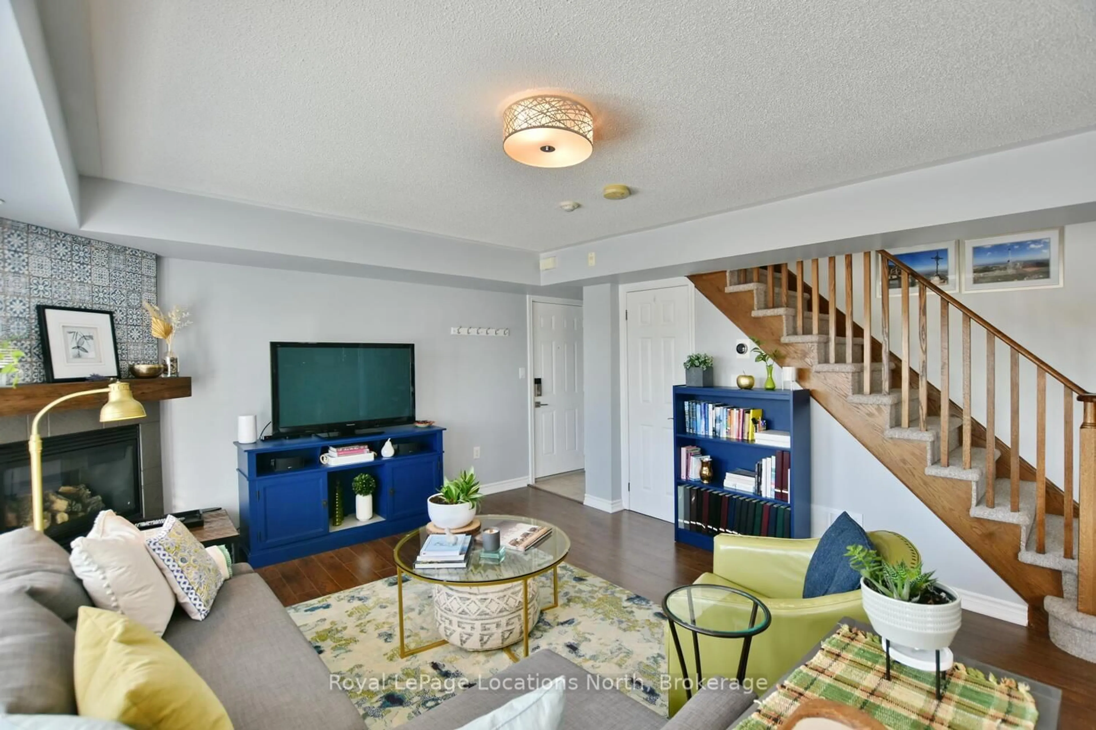 Living room with furniture, unknown for 30 JOSEPH TRAIL, Collingwood Ontario L9Y 0J2