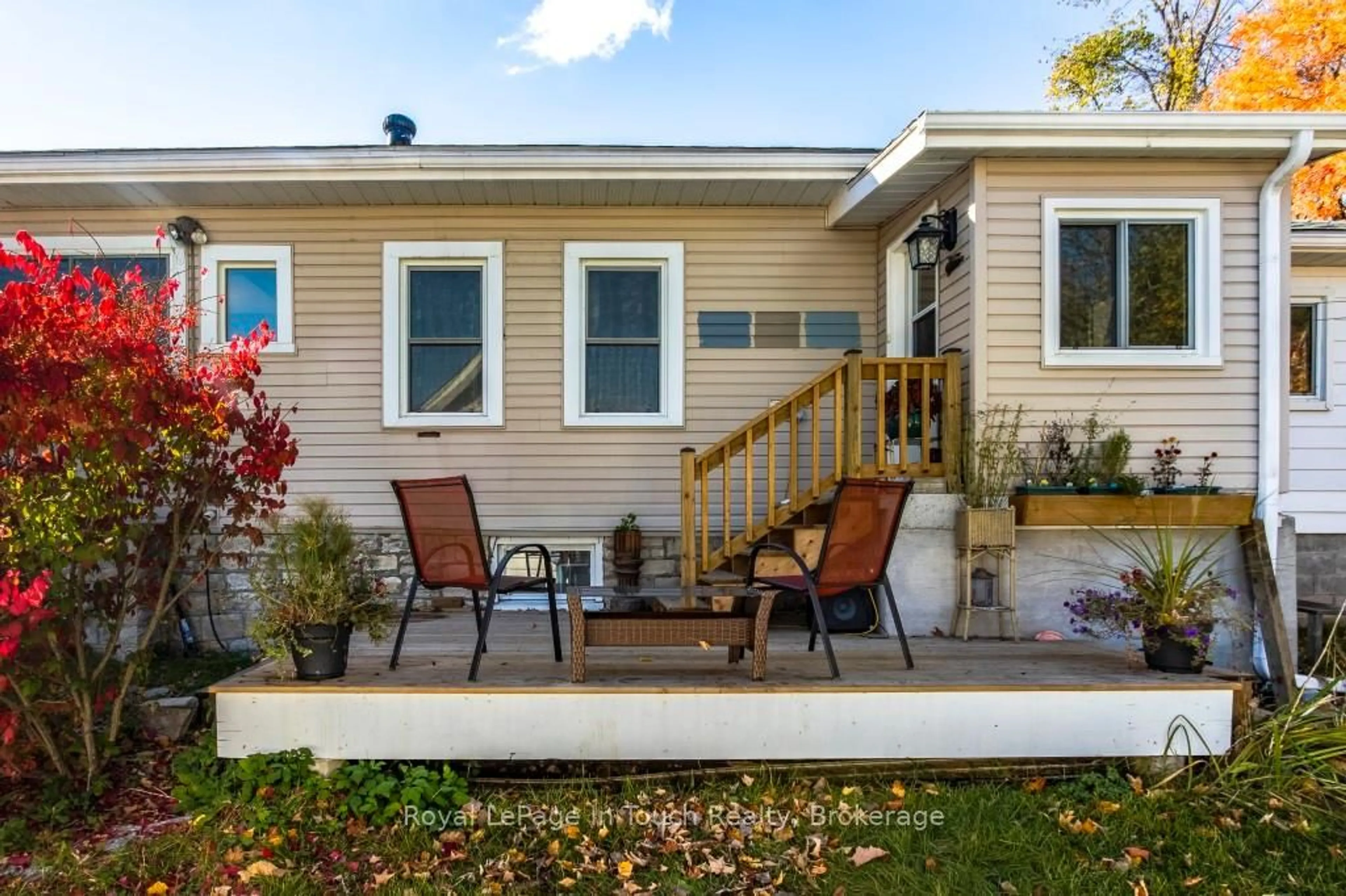 Home with vinyl exterior material, street for 450 Assiniboia St, Tay Ontario L0K 1R0