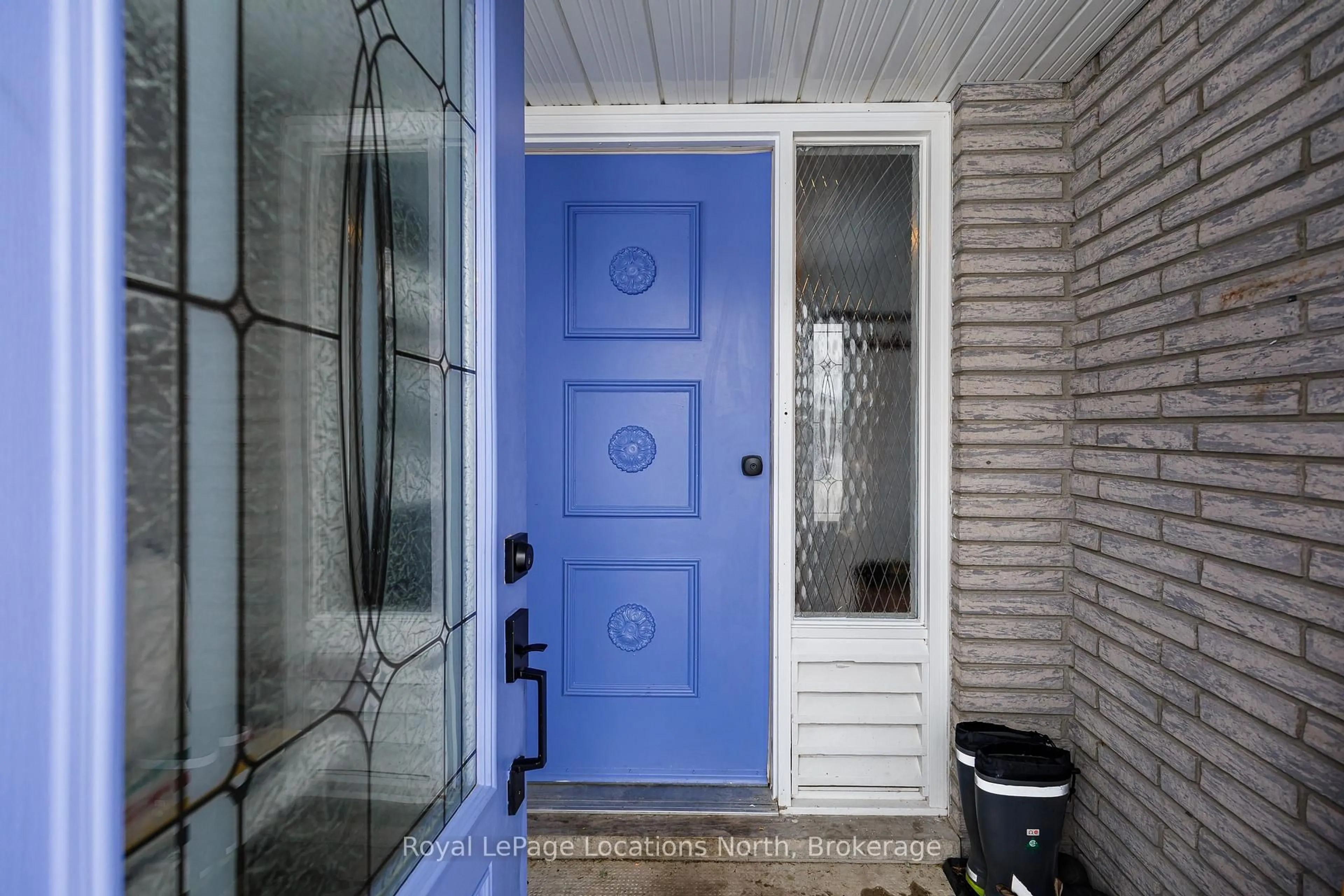 Indoor entryway for 131 Albert St, Collingwood Ontario L9Y 3Y4