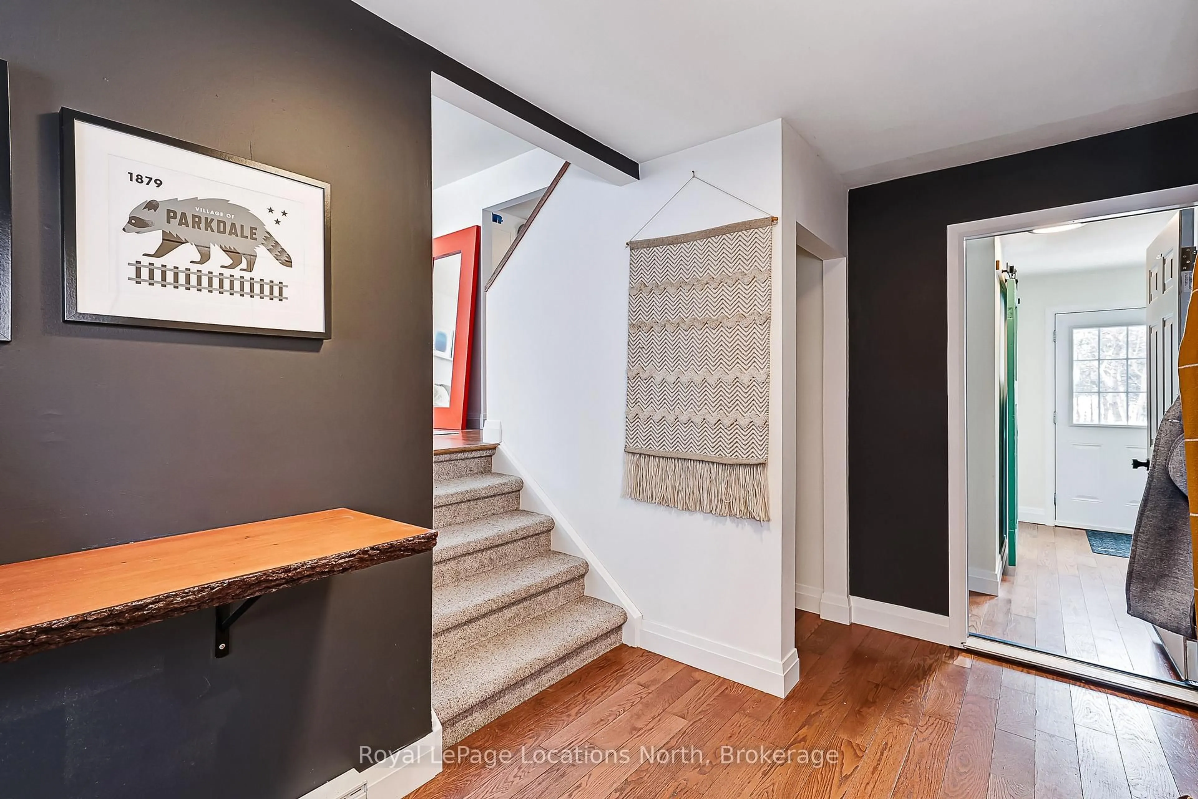 Indoor entryway for 131 Albert St, Collingwood Ontario L9Y 3Y4