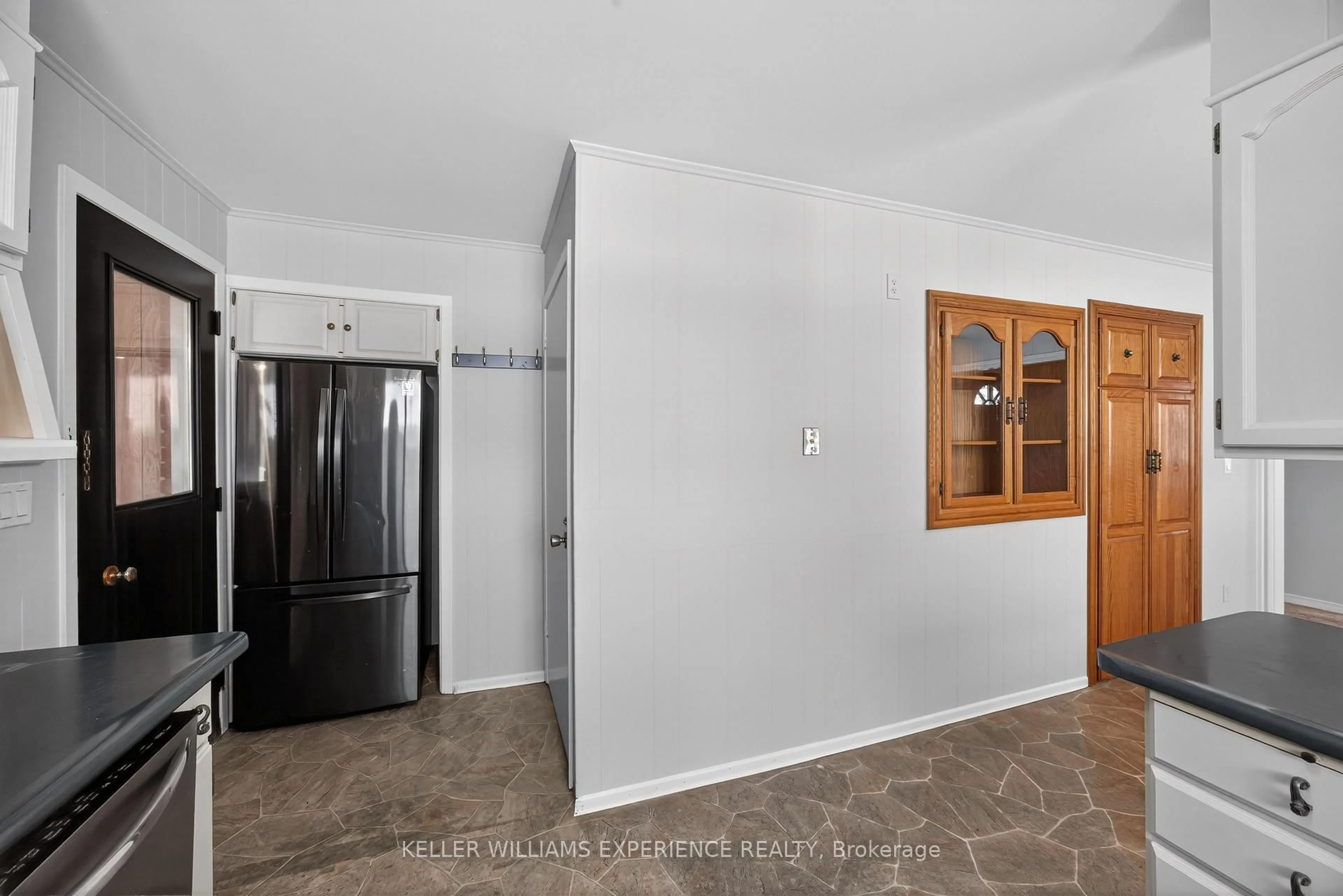 Indoor entryway for 1130 Baseline Rd, Tiny Ontario L0L 2T0