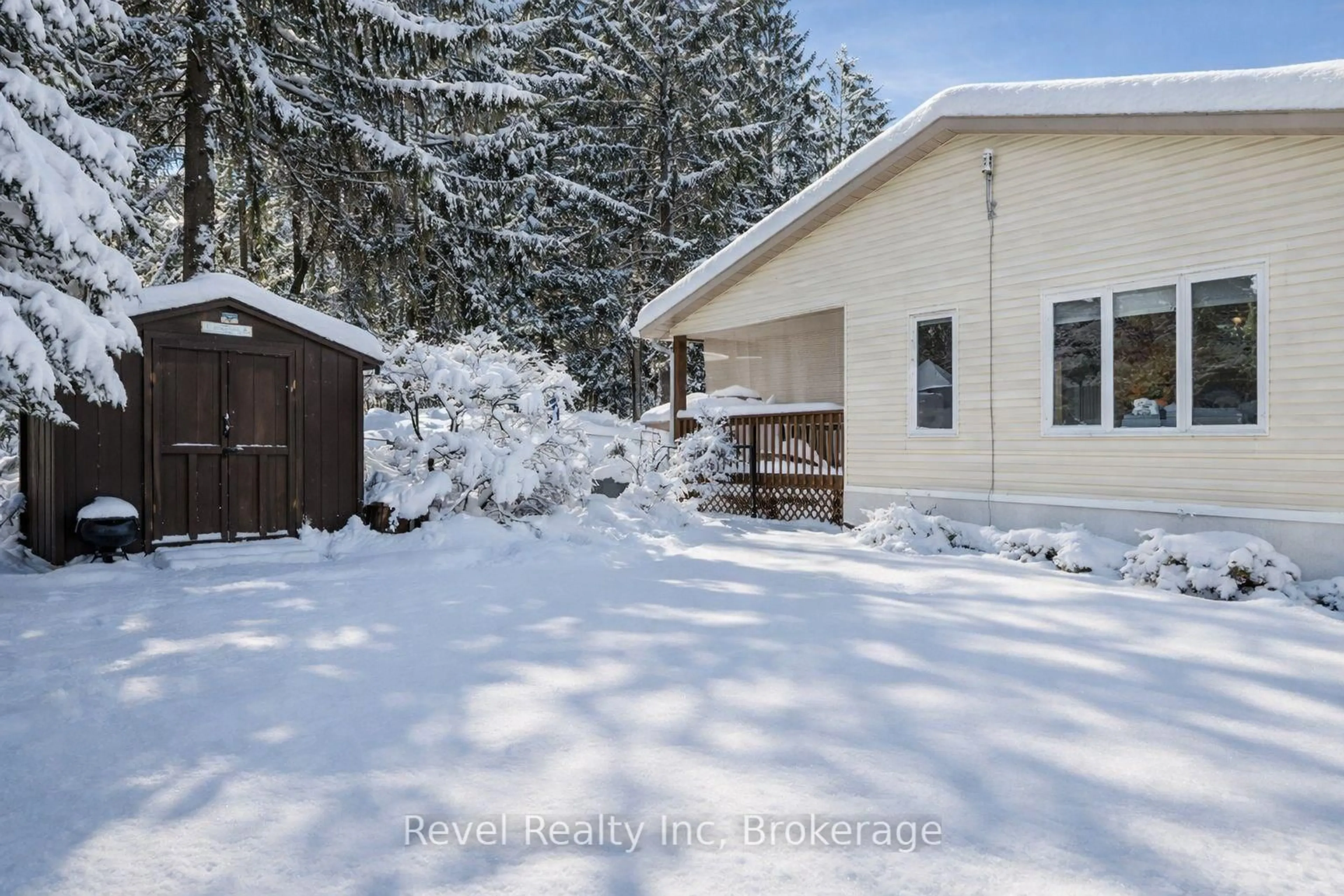 A pic from outside/outdoor area/front of a property/back of a property/a pic from drone, street for 5411 Elliott Sdrd #19, Tay Ontario L4R 4K3