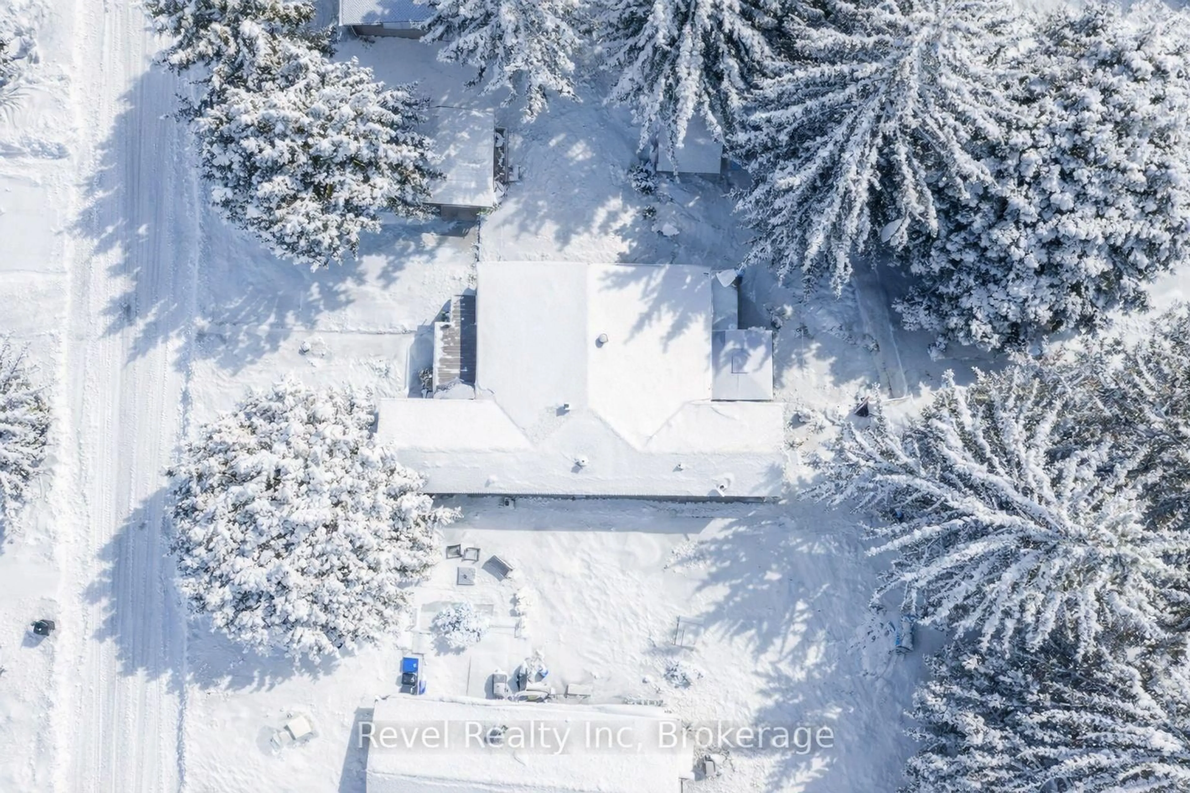 A pic from outside/outdoor area/front of a property/back of a property/a pic from drone, street for 5411 Elliott Sdrd #19, Tay Ontario L4R 4K3