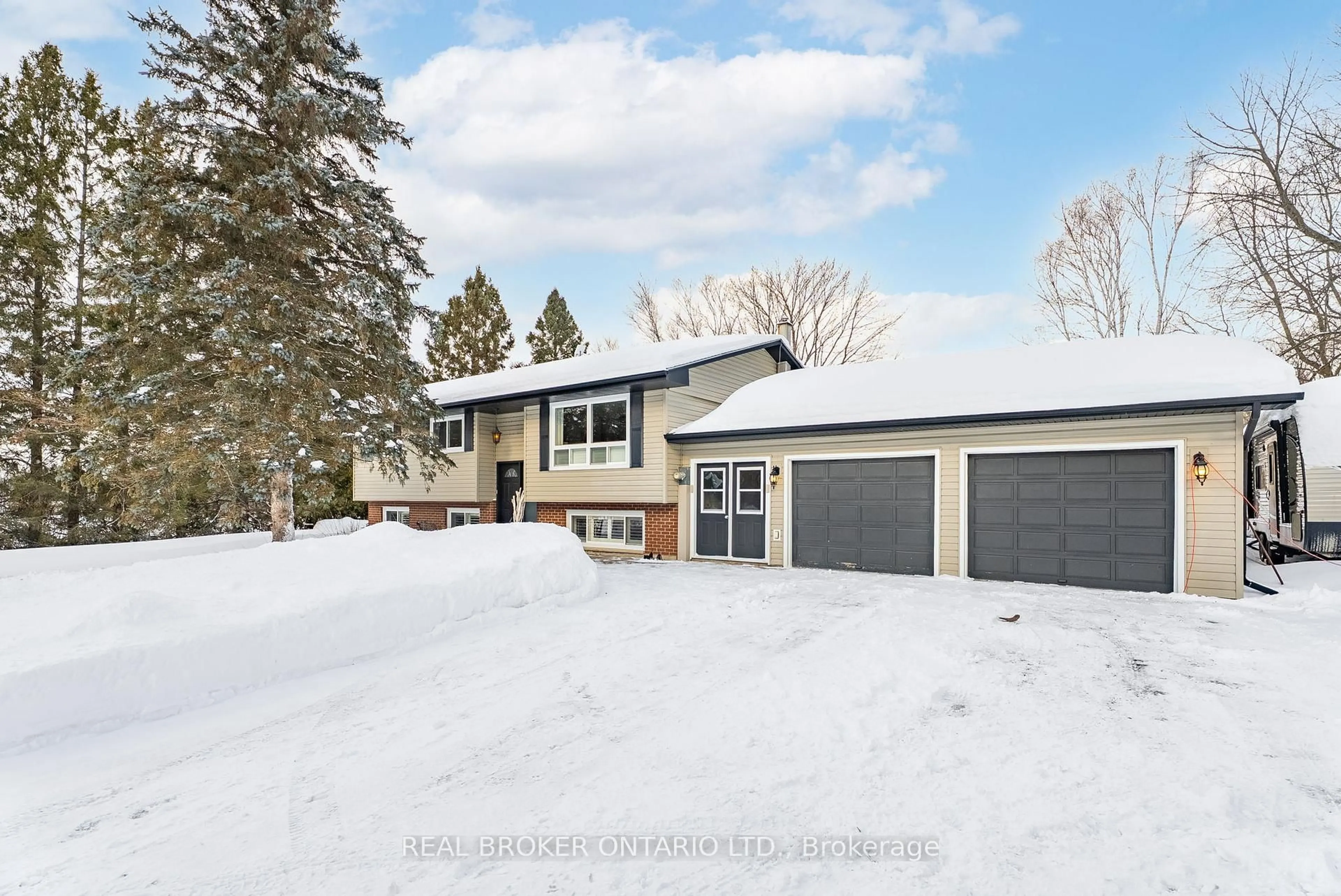 A pic from outside/outdoor area/front of a property/back of a property/a pic from drone, street for 2477 Old Fort Rd, Tay Ontario L4R 4K3