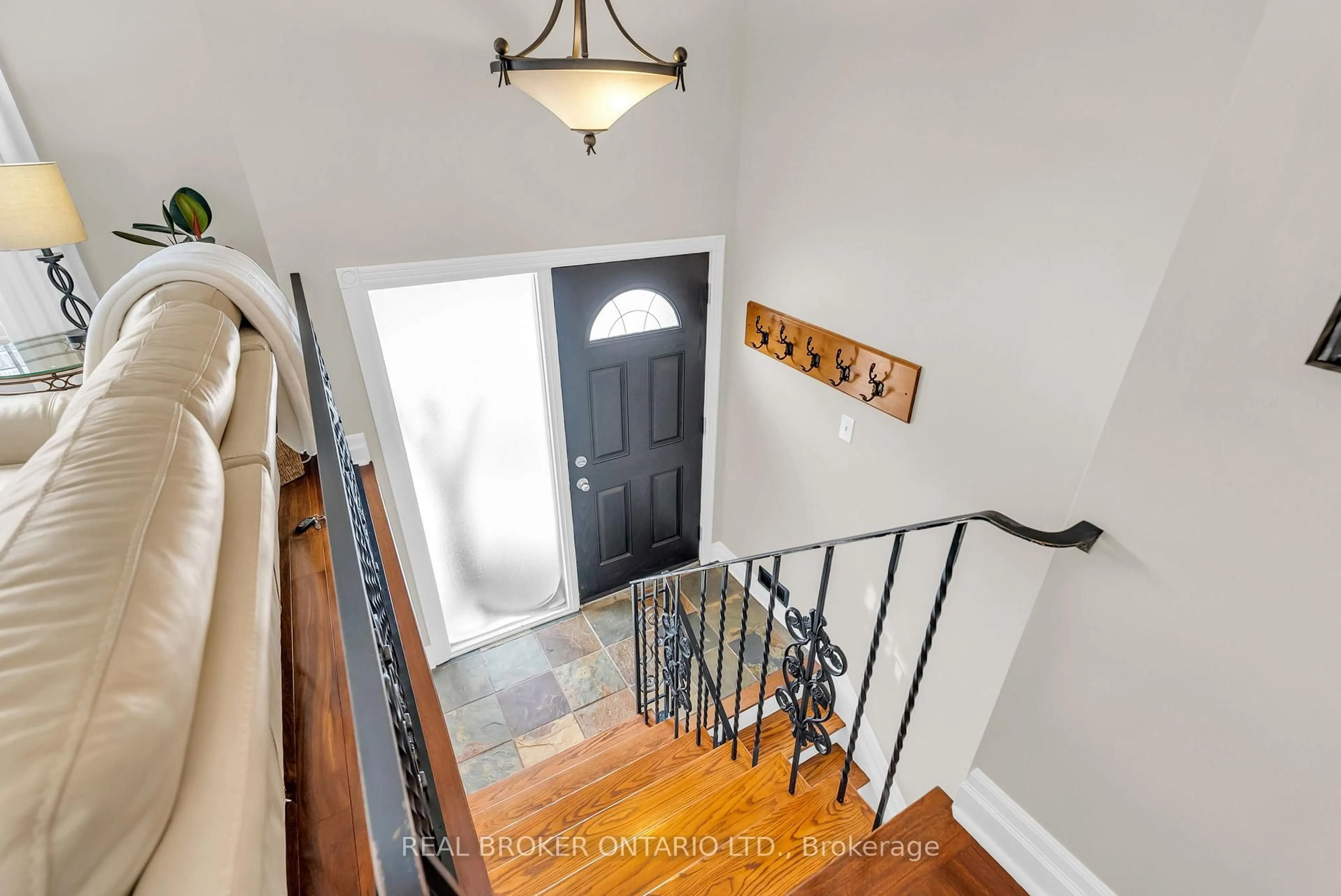 Indoor entryway for 2477 Old Fort Rd, Tay Ontario L4R 4K3