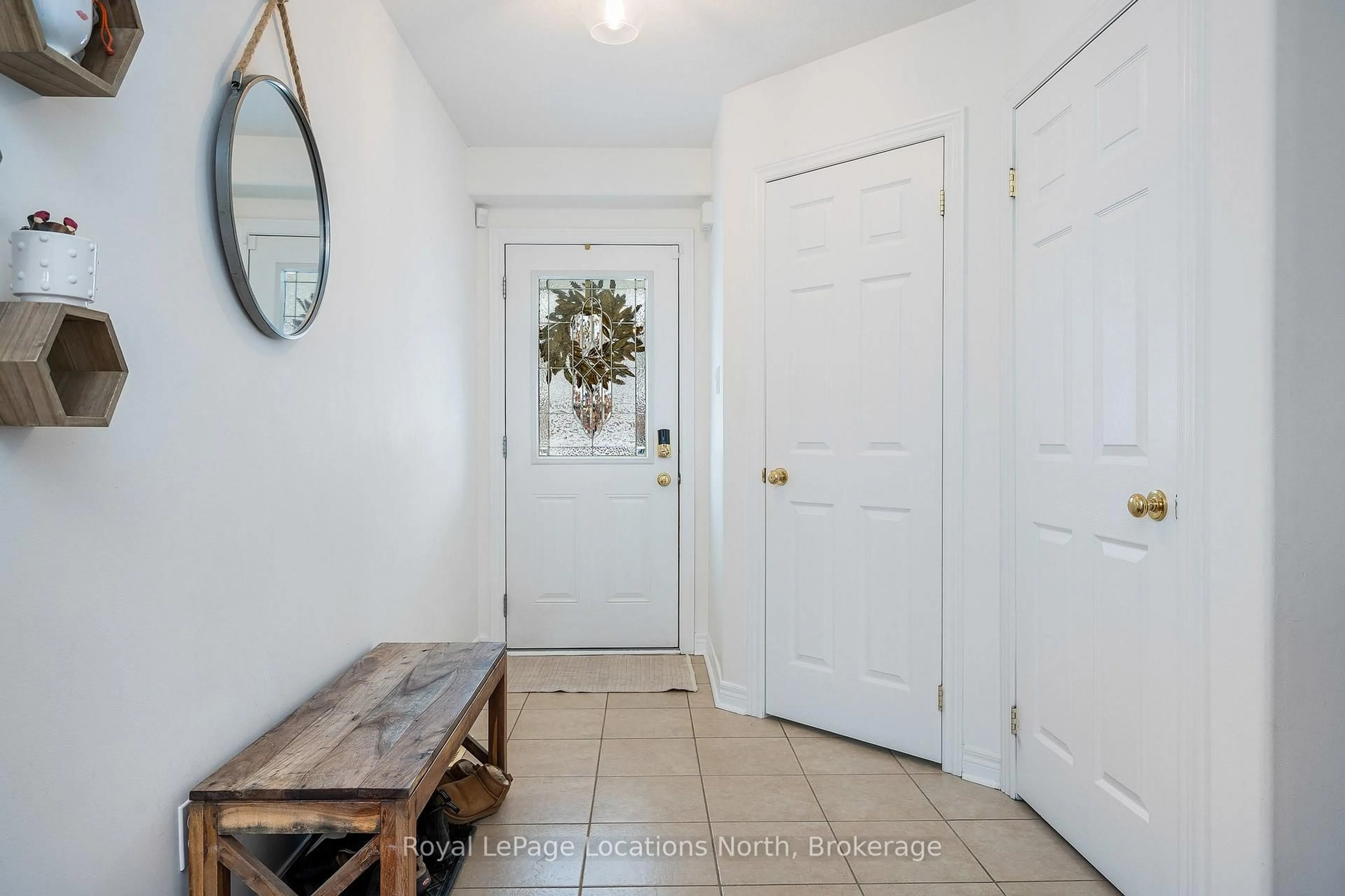 Indoor entryway for 53 Barr St, Collingwood Ontario L9Y 0E7