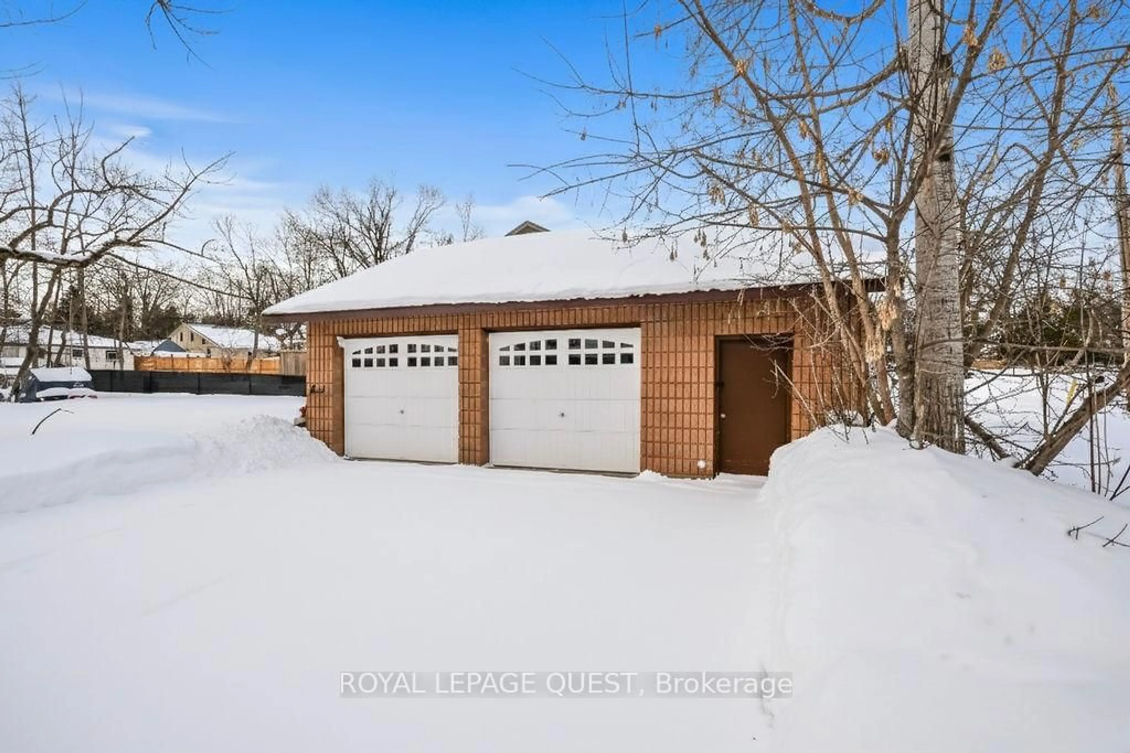 Indoor garage for 4 Allen St, Oro-Medonte Ontario L3V 6G2