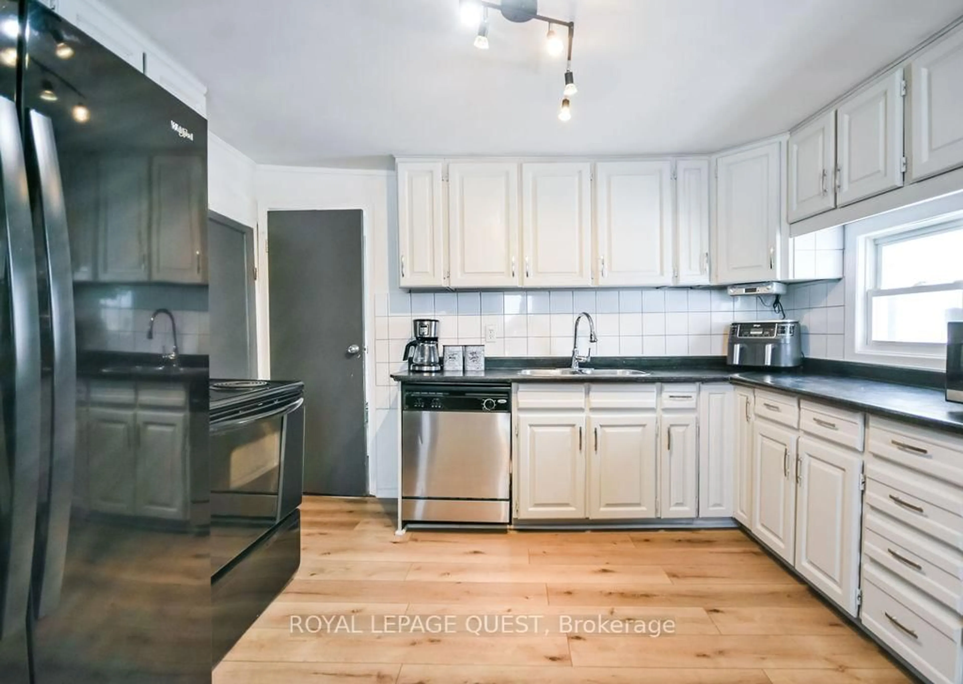 Standard kitchen, unknown for 4 Allen St, Oro-Medonte Ontario L3V 6G2