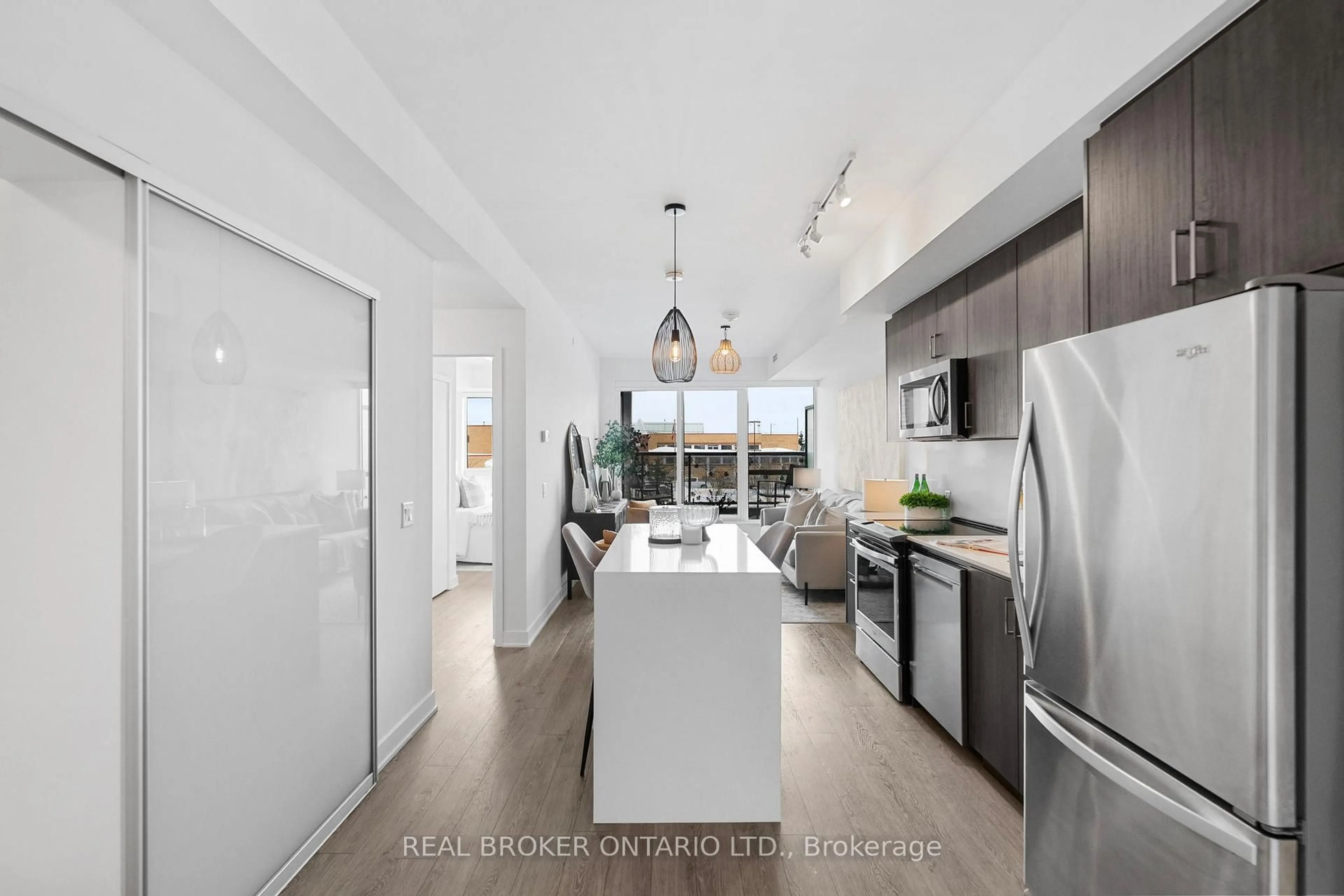 Open concept kitchen, ceramic/tile floor for 681 Yonge St #206, Barrie Ontario L4N 4E8