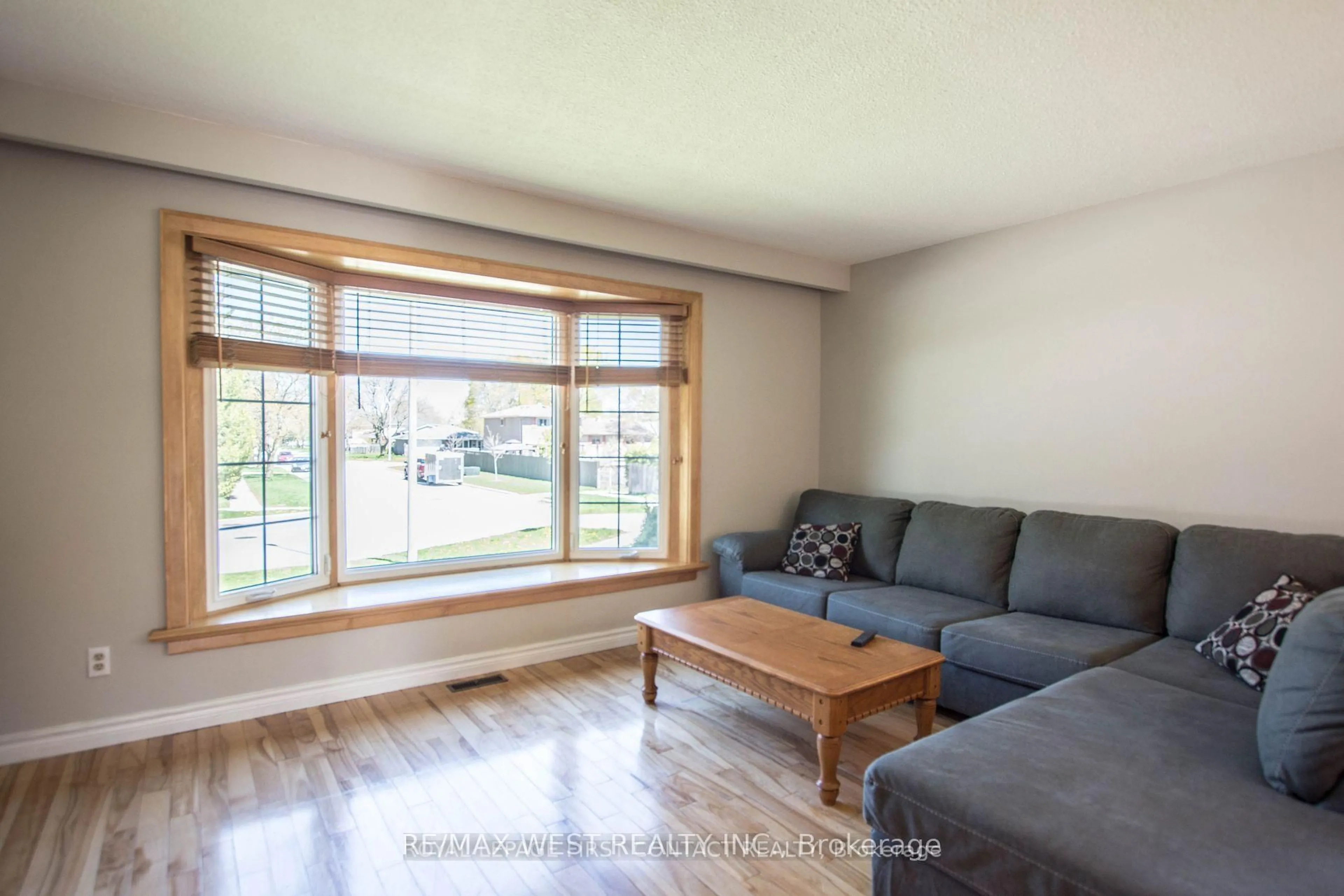 Living room with furniture, wood/laminate floor for 43 Clover Ave, Barrie Ontario L4N 5E2