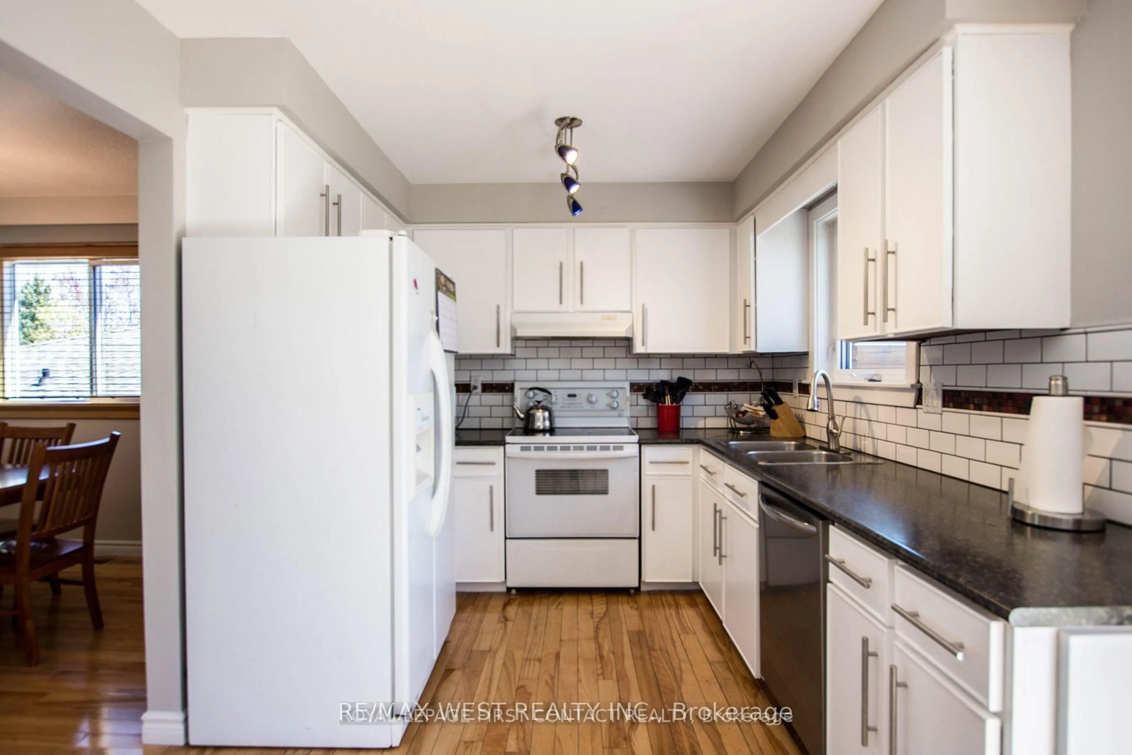Standard kitchen, wood/laminate floor for 43 Clover Ave, Barrie Ontario L4N 5E2