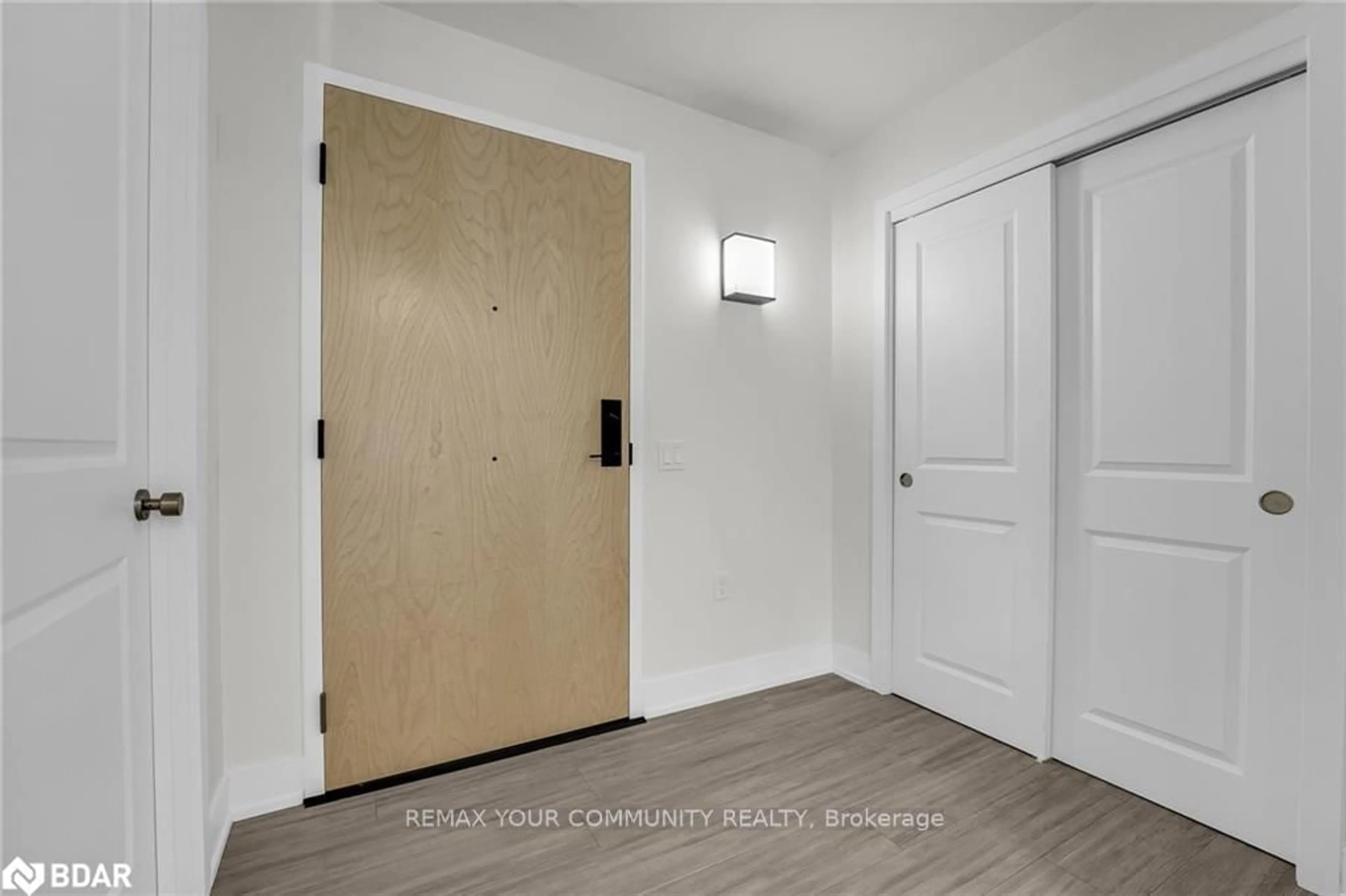 Indoor entryway for 121 Mary St #211, Clearview Ontario L0M 1G0