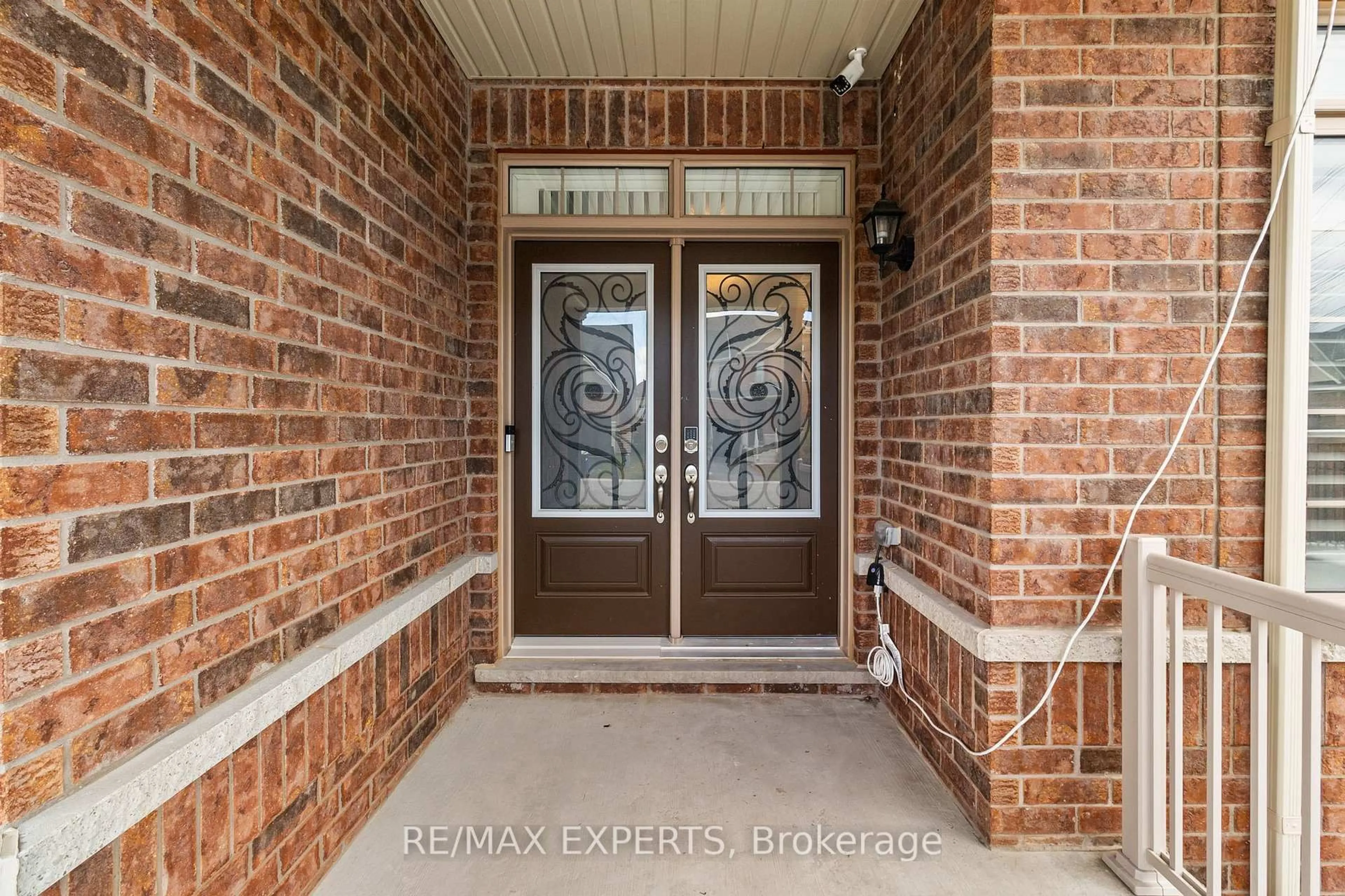 Indoor entryway for 22 Traver Gate, Springwater Ontario L9X 0S8
