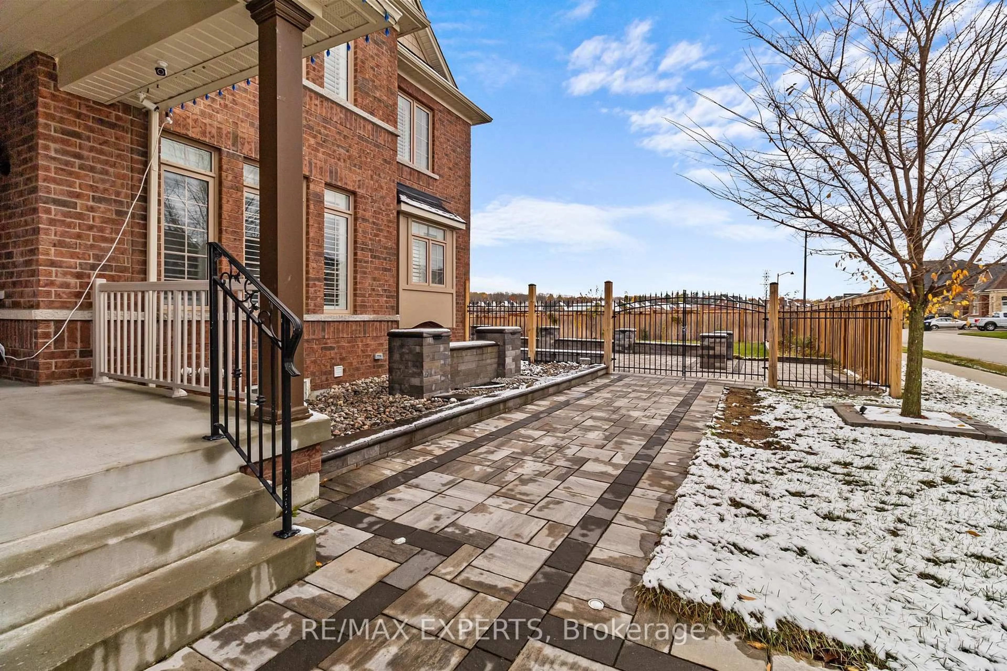 A pic from outside/outdoor area/front of a property/back of a property/a pic from drone, street for 22 Traver Gate, Springwater Ontario L9X 0S8