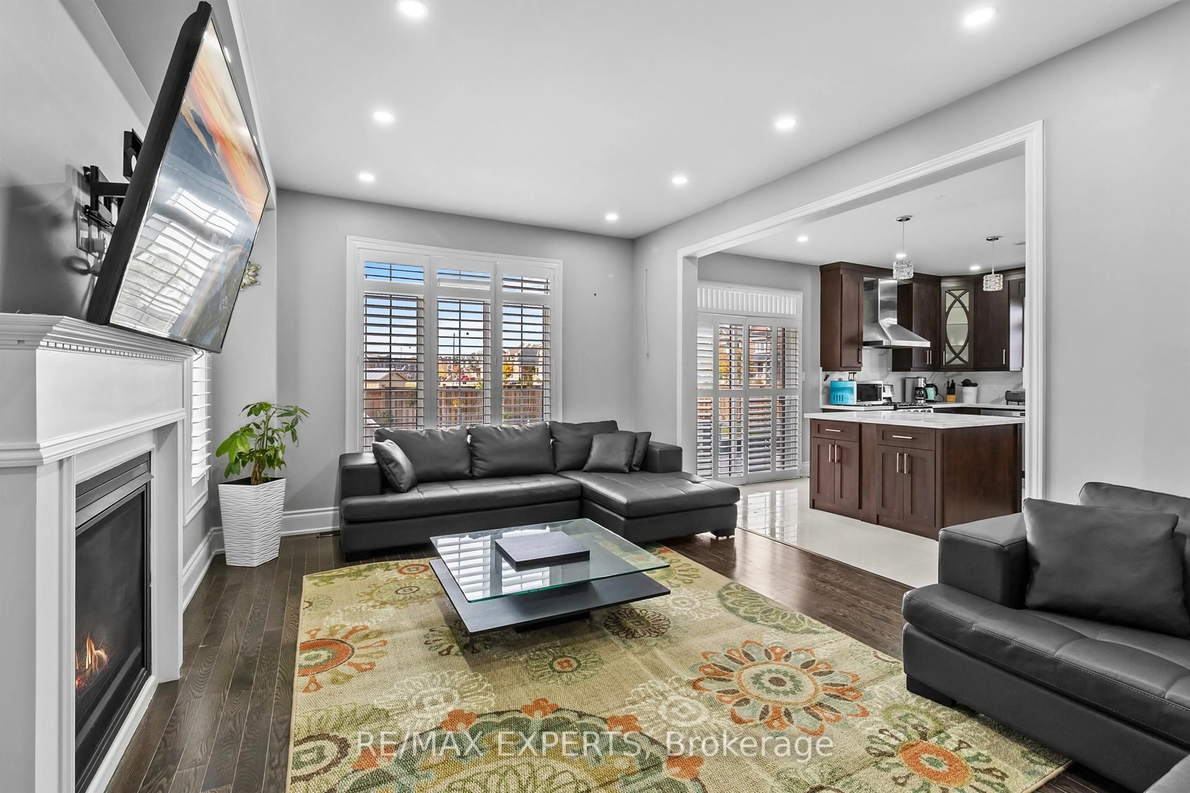 Living room with furniture, unknown for 22 Traver Gate, Springwater Ontario L9X 0S8