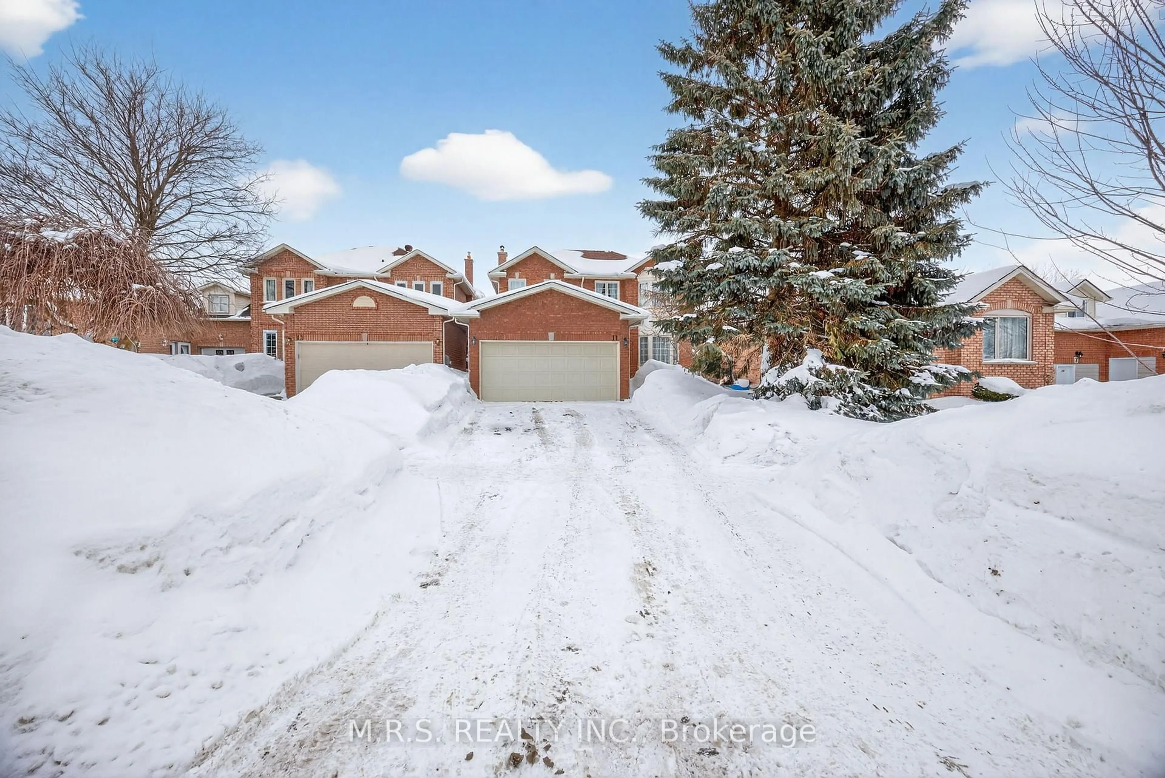 A pic from outside/outdoor area/front of a property/back of a property/a pic from drone, street for 11 Barwick Dr, Barrie Ontario L4N 6Z7