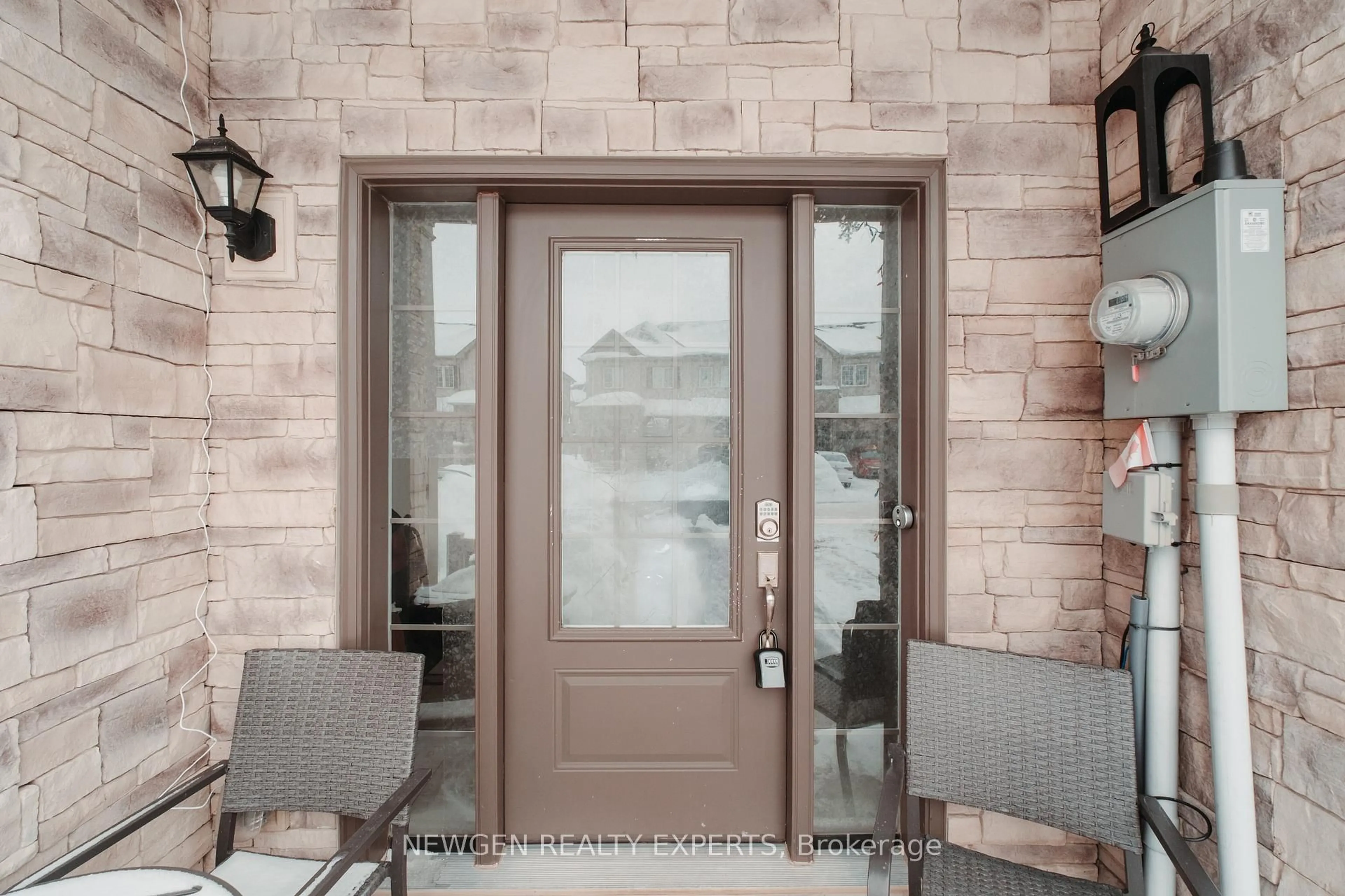 Indoor entryway for 22 Churchlea Mews, Orillia Ontario L3V 8K9