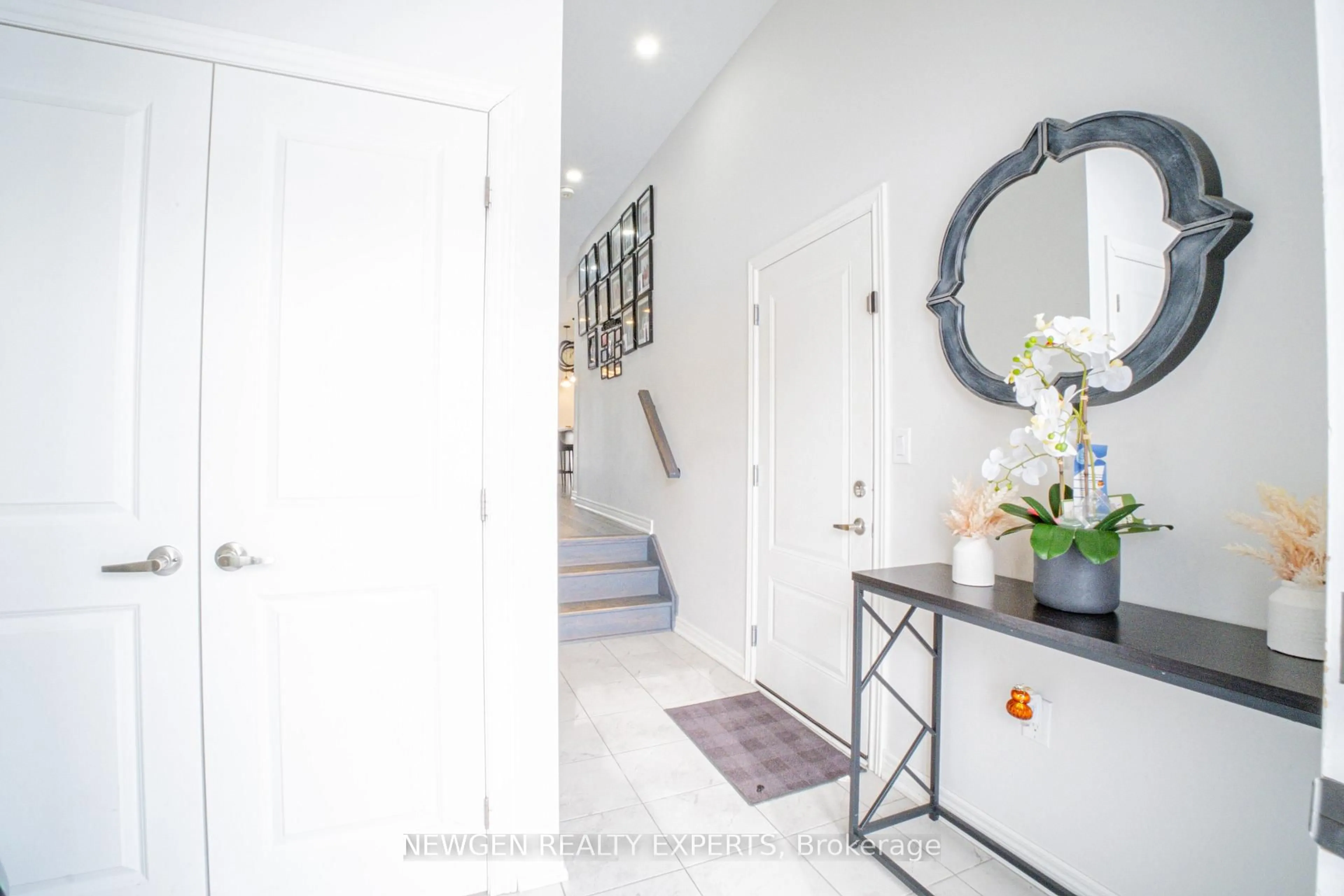 Indoor entryway for 22 Churchlea Mews, Orillia Ontario L3V 8K9