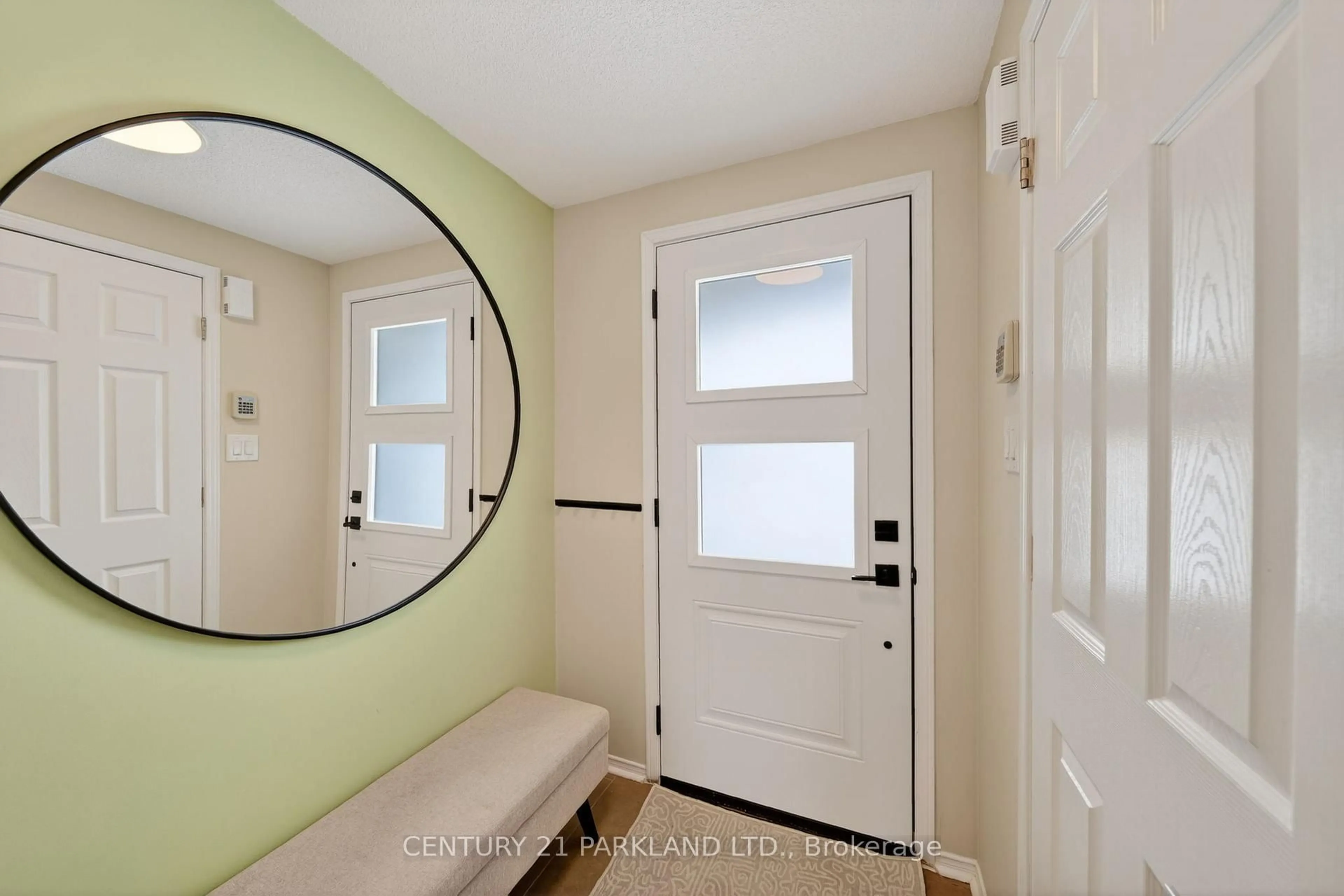 Indoor entryway for 3 Majesty Blvd, Barrie Ontario L4M 7K1