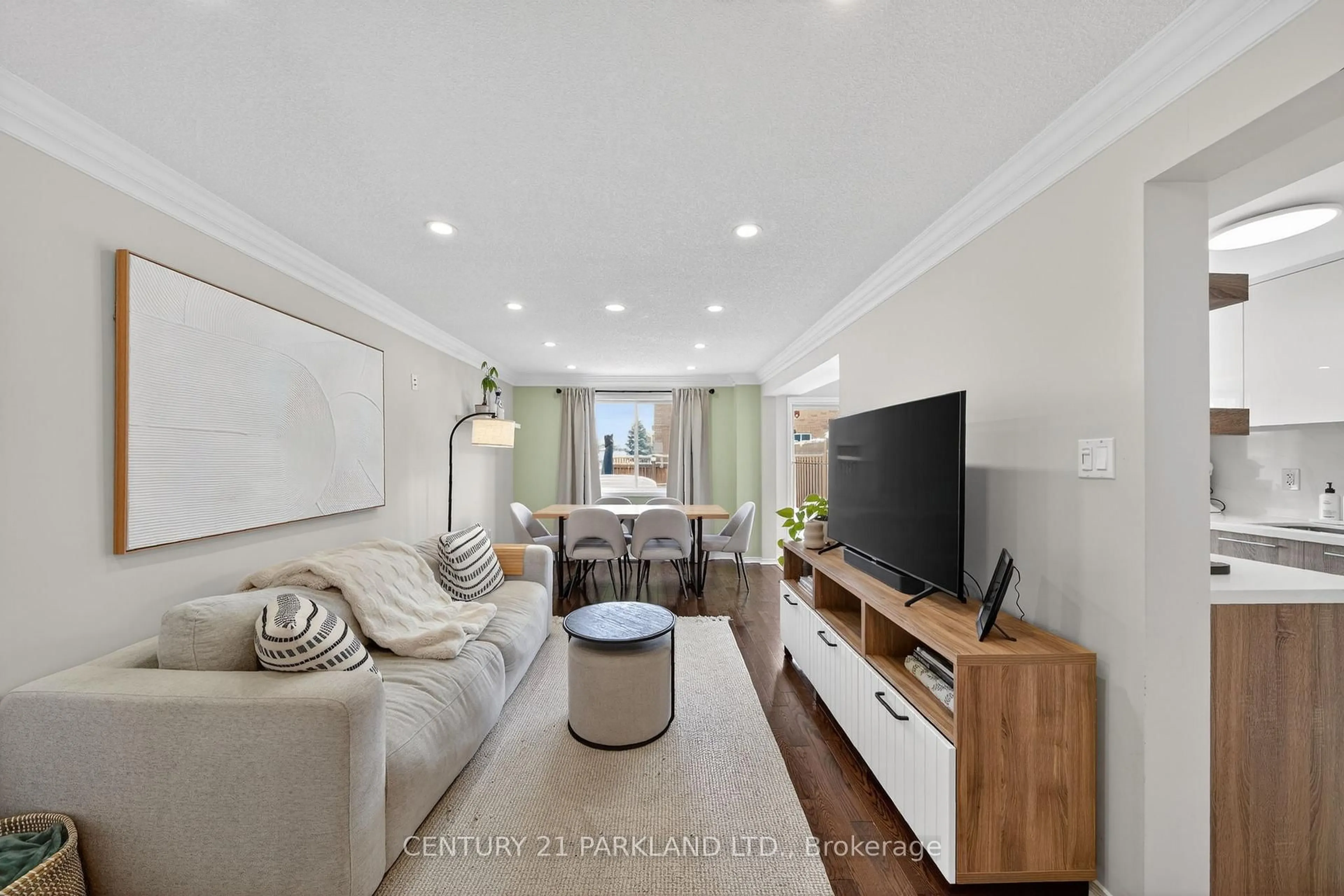 Living room with furniture, unknown for 3 Majesty Blvd, Barrie Ontario L4M 7K1