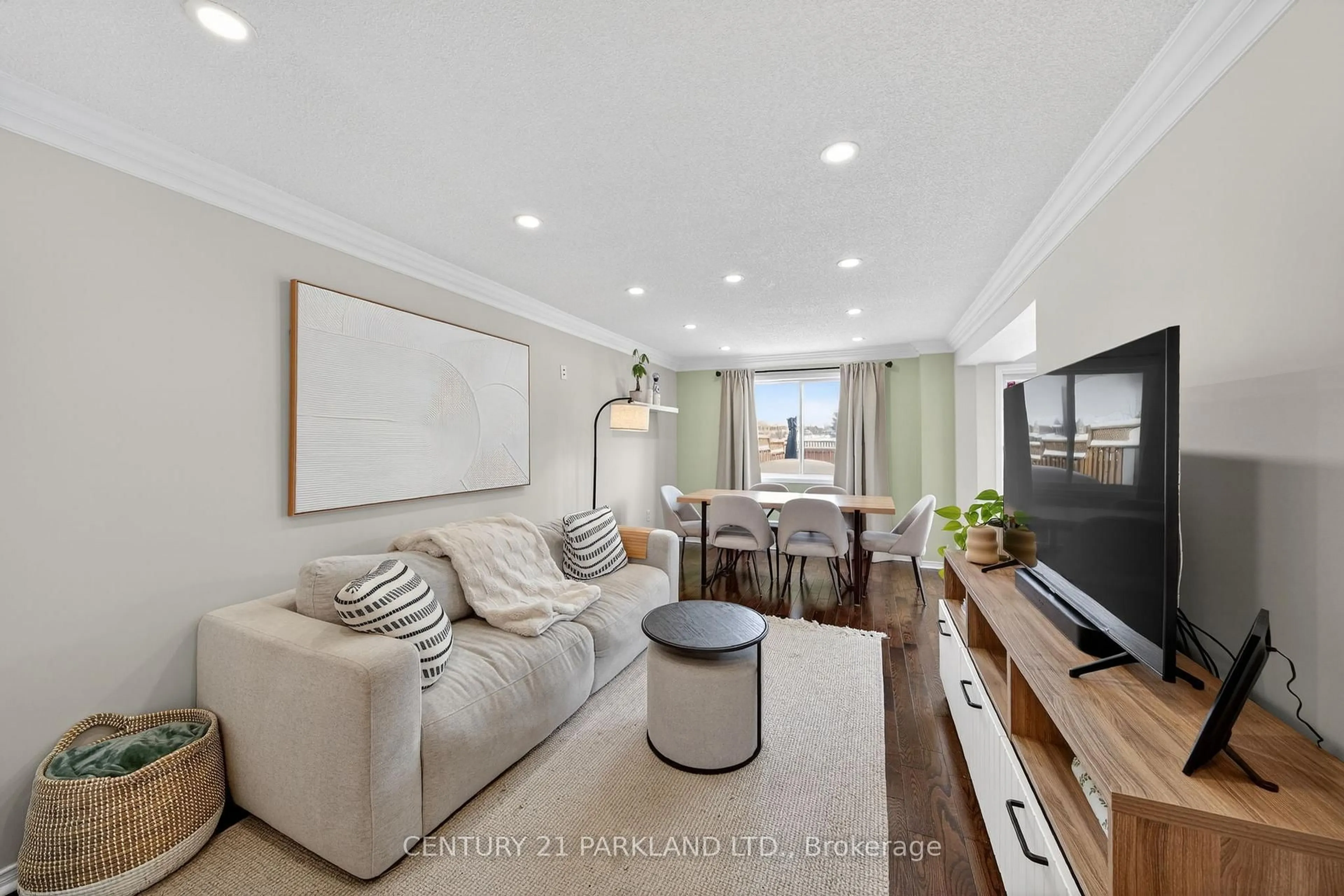 Living room with furniture, unknown for 3 Majesty Blvd, Barrie Ontario L4M 7K1