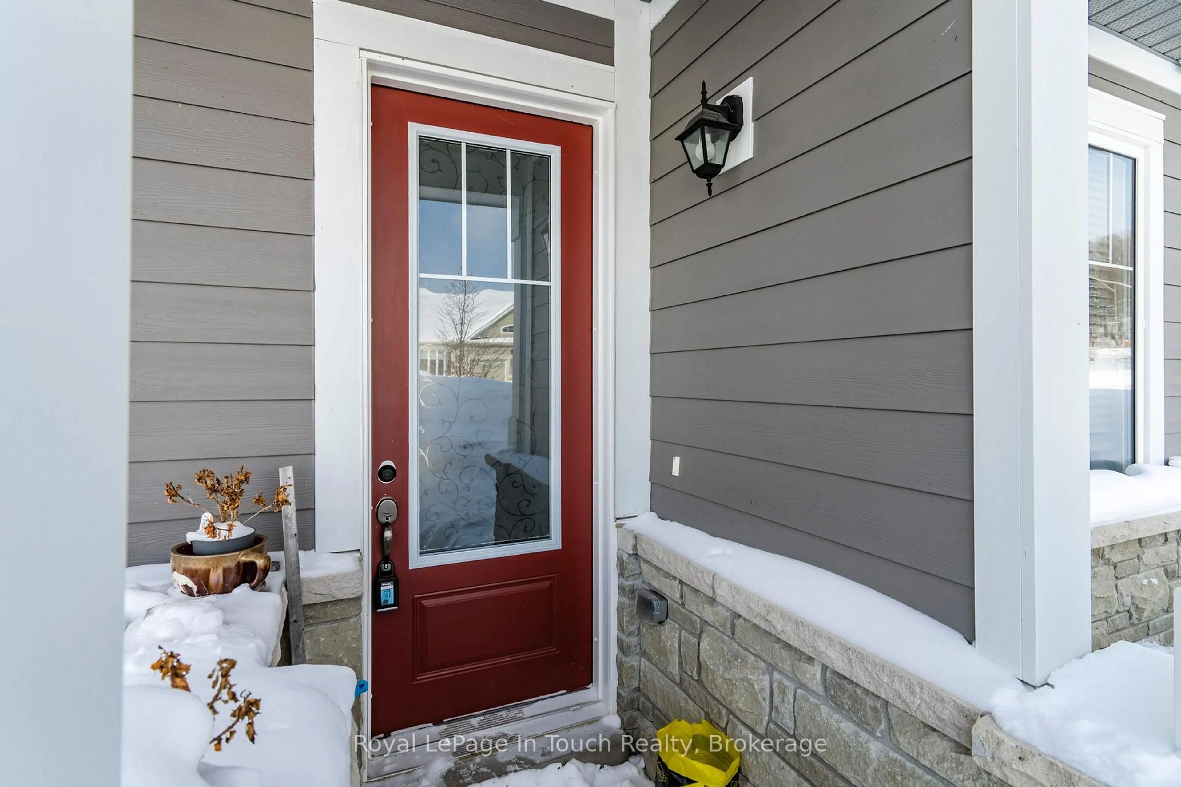 Indoor entryway for 635 Bayport Blvd, Midland Ontario L4R 5H6
