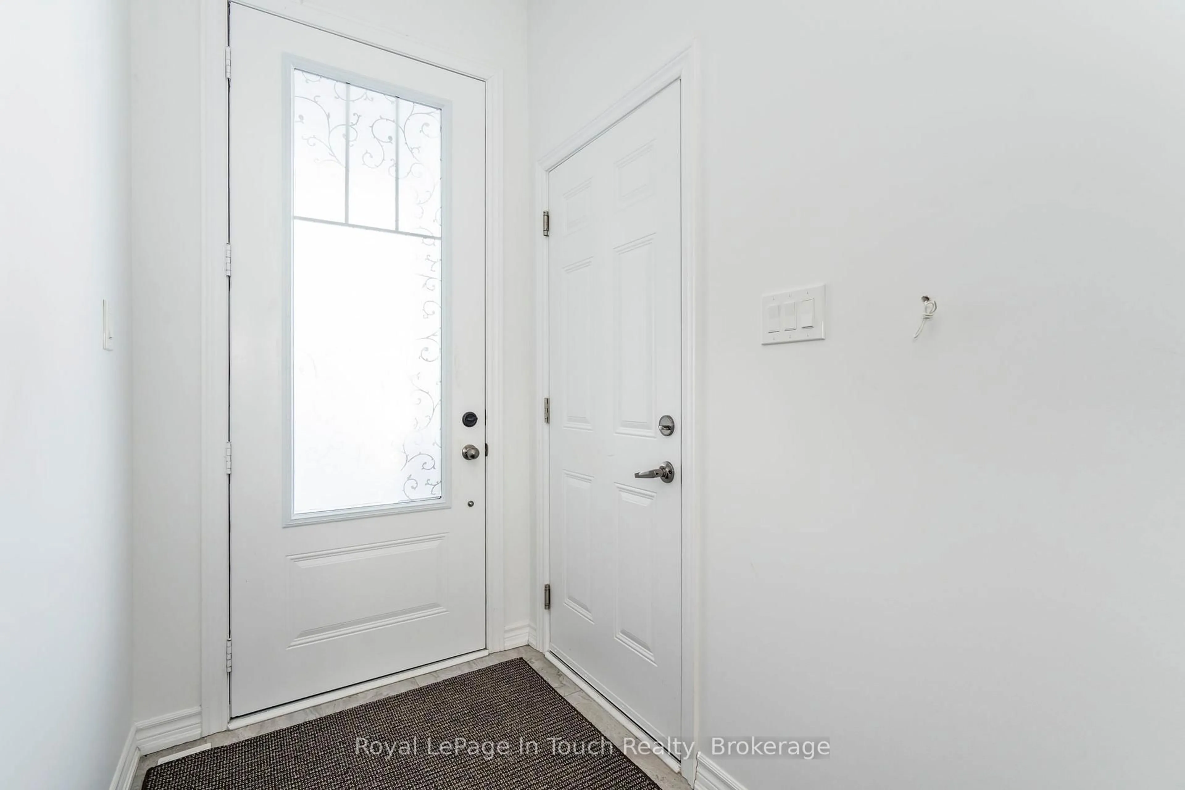 Indoor entryway for 635 Bayport Blvd, Midland Ontario L4R 5H6