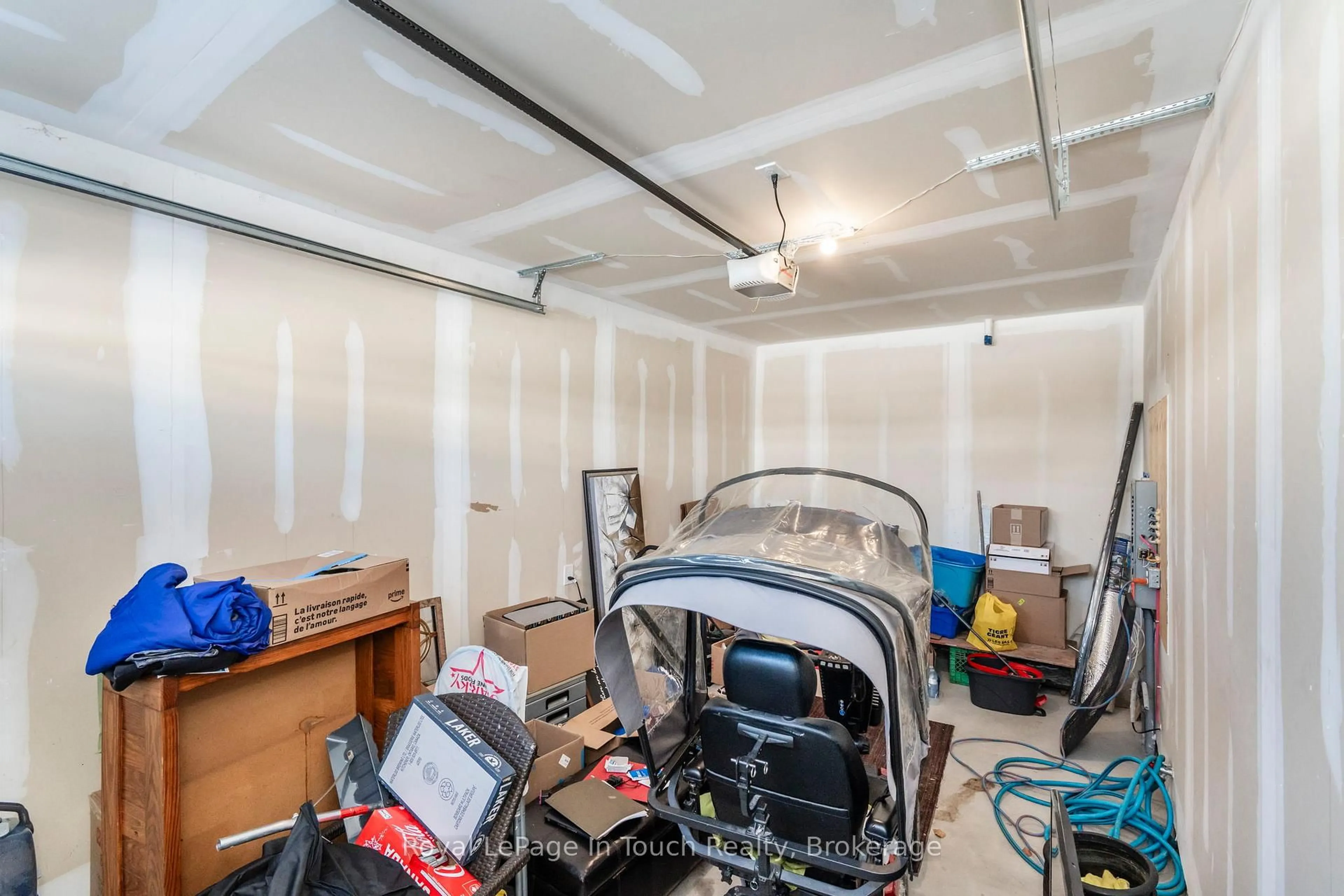 Indoor garage for 635 Bayport Blvd, Midland Ontario L4R 5H6