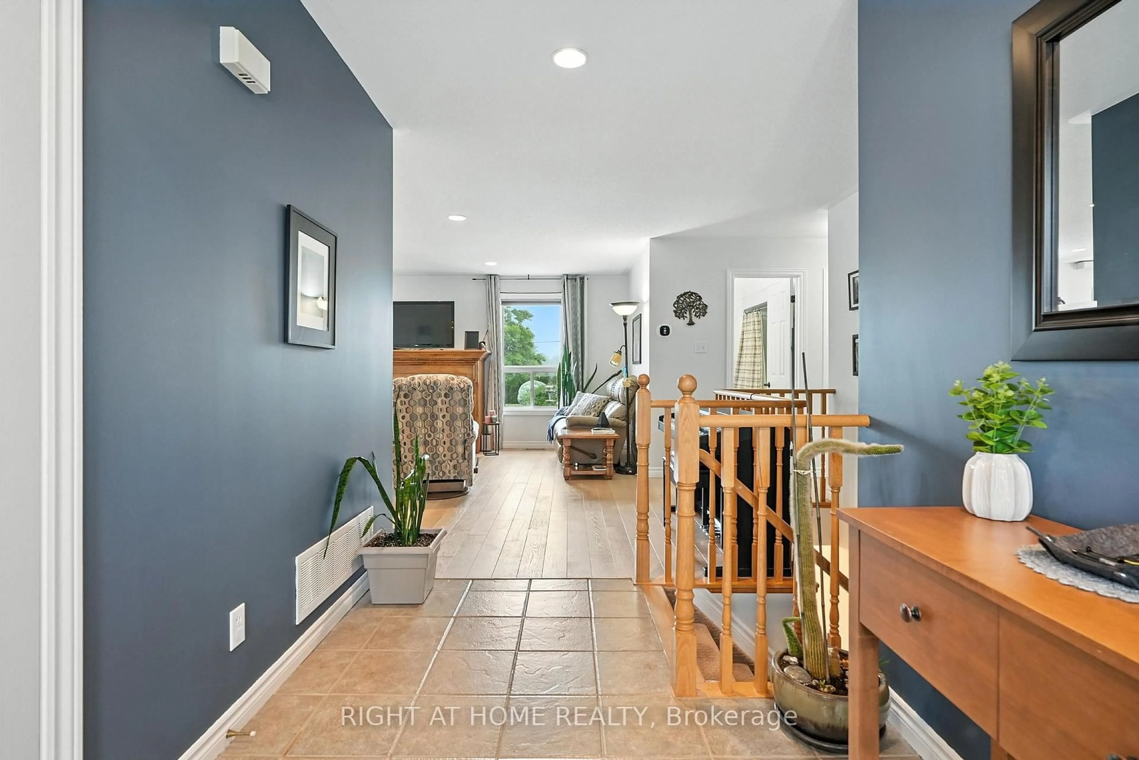 Indoor entryway for 16 O'neill Circ, Springwater Ontario L0L 2K0