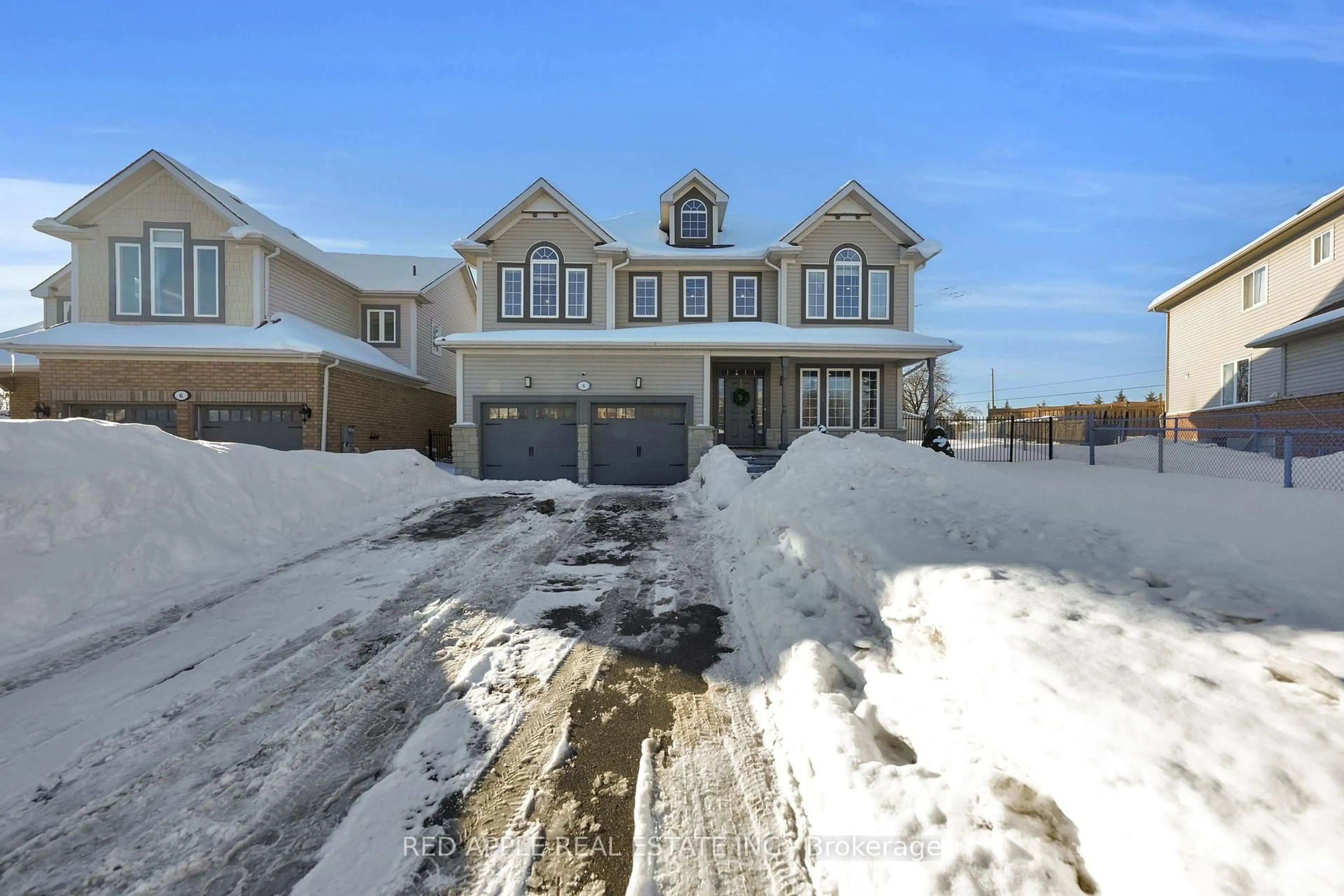 A pic from outside/outdoor area/front of a property/back of a property/a pic from drone, street for 8 Strathmore Pl, Barrie Ontario L4N 0K1