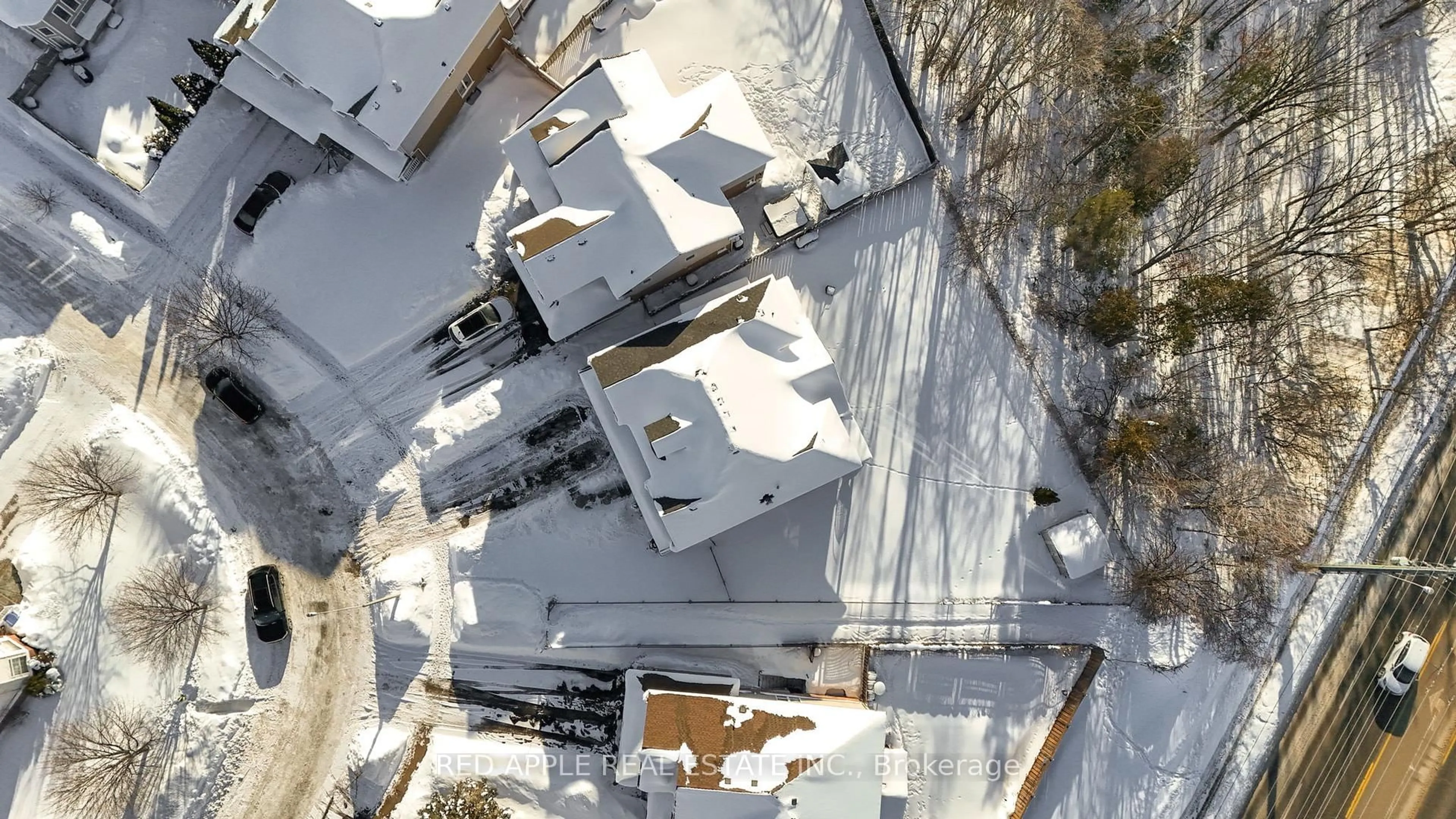 A pic from outside/outdoor area/front of a property/back of a property/a pic from drone, city buildings view from balcony for 8 Strathmore Pl, Barrie Ontario L4N 0K1