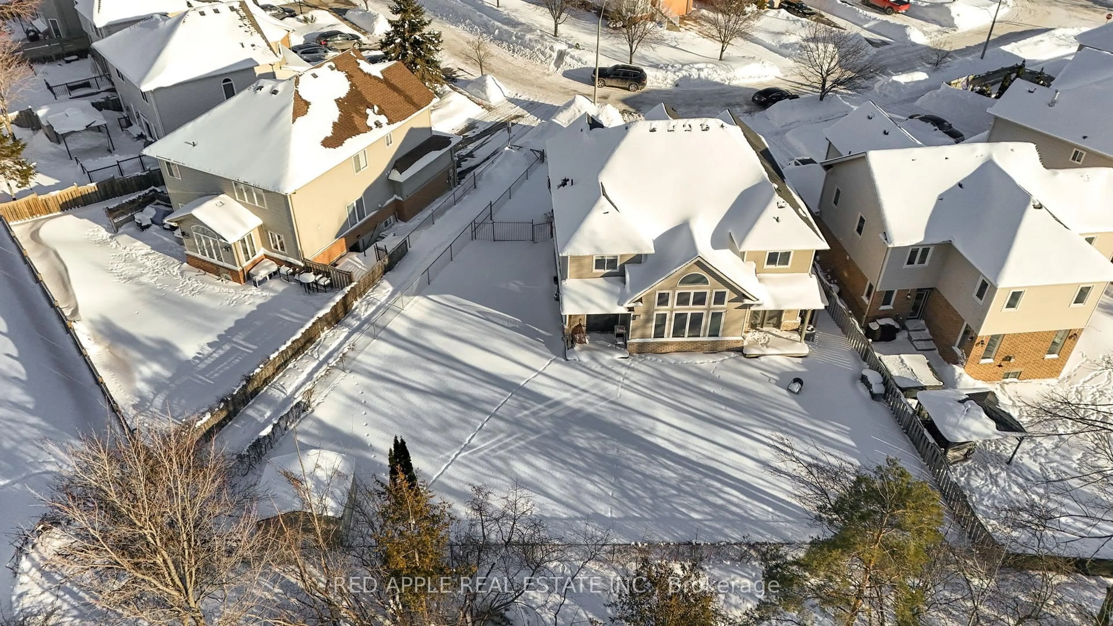A pic from outside/outdoor area/front of a property/back of a property/a pic from drone, street for 8 Strathmore Pl, Barrie Ontario L4N 0K1