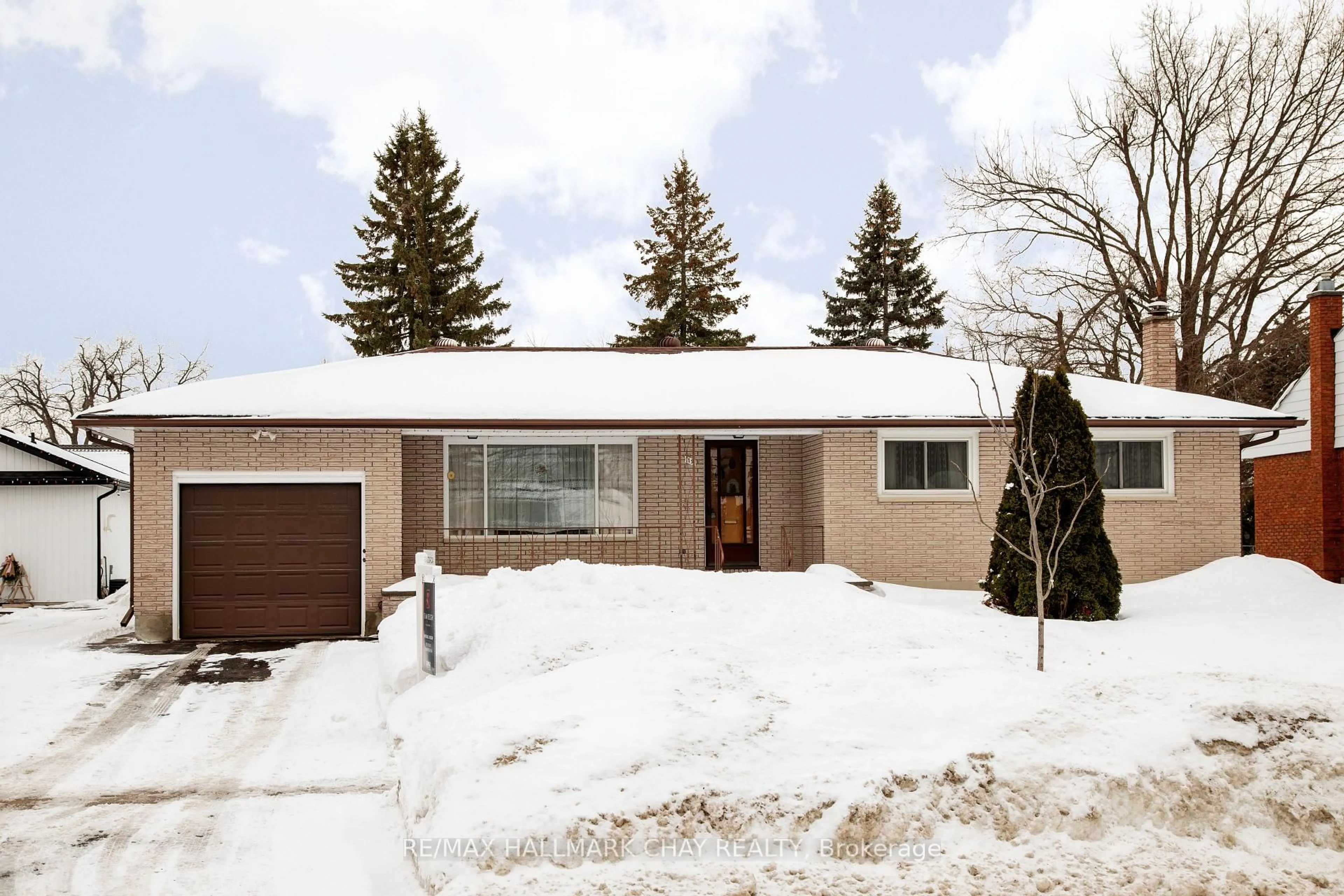 Home with vinyl exterior material, street for 19 Steel St, Barrie Ontario L4M 2E6