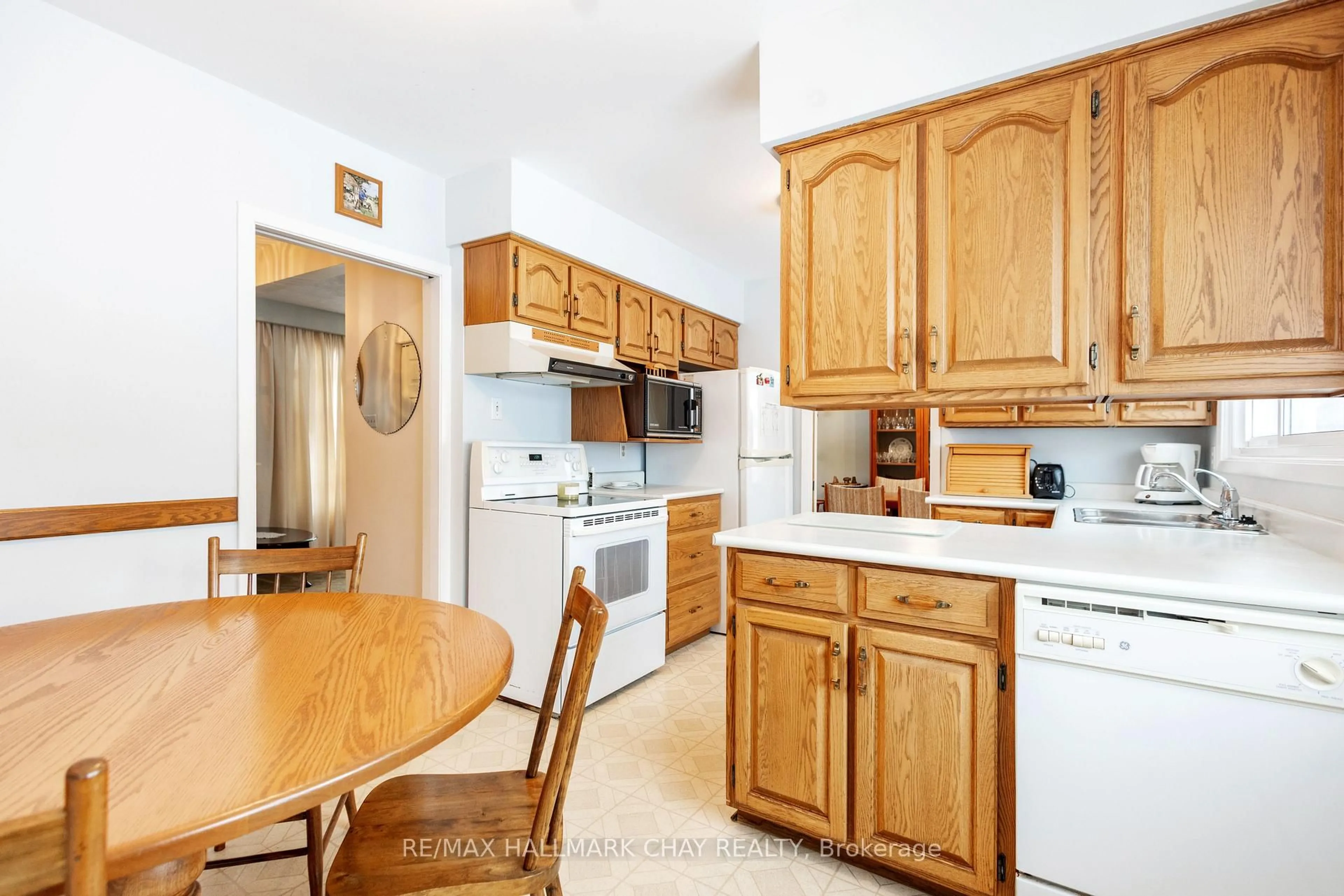 Standard kitchen, unknown for 19 Steel St, Barrie Ontario L4M 2E6