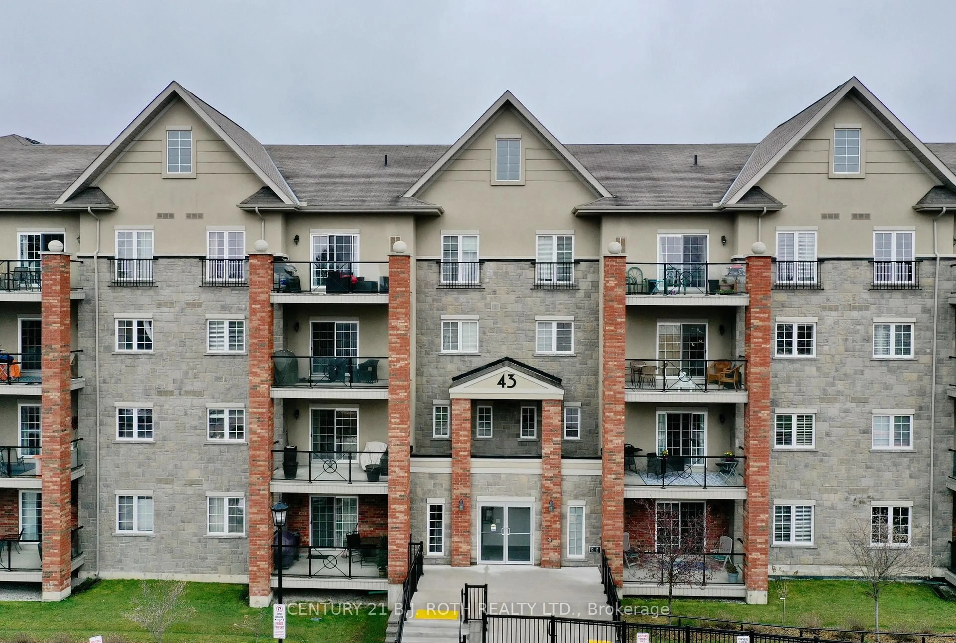 A pic from outside/outdoor area/front of a property/back of a property/a pic from drone, building for 43 Ferndale Dr #104, Barrie Ontario L4N 5W6